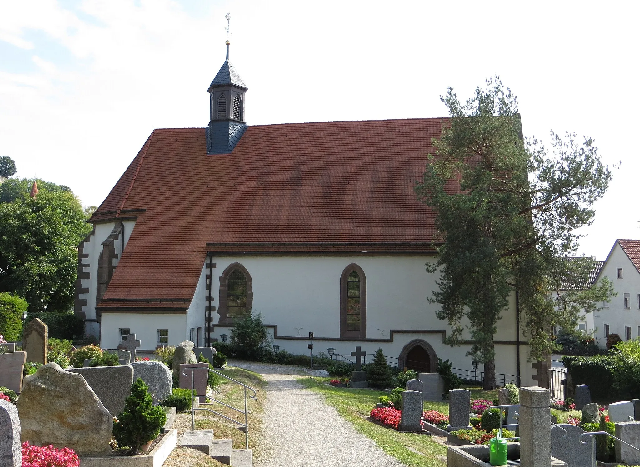 Photo showing: Die evangelische St.-Anna-Kirche in Beilstein vom Friedhof im Norden der Kirche aus gesehen
