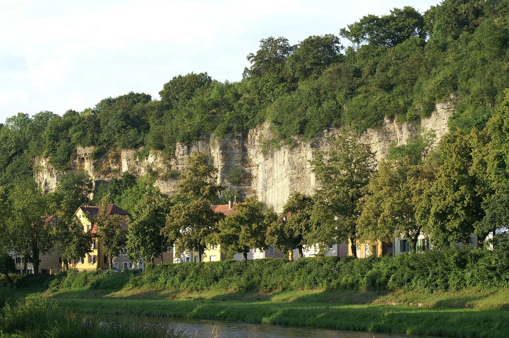 Photo showing: Der Mühlacker Stadtteil Dürrmenz zwischen Enz und steilen Felsen