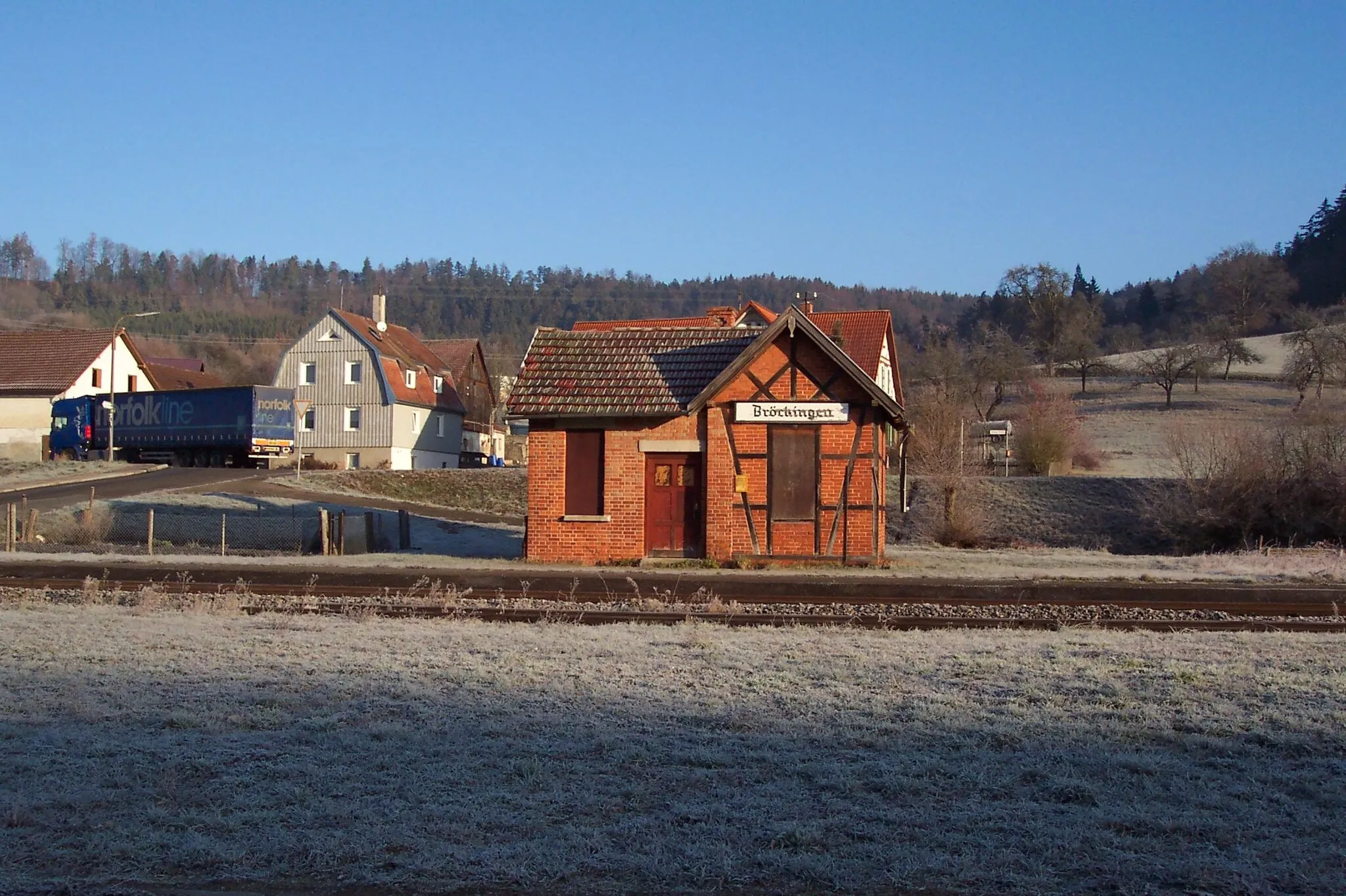 Photo showing: Eines der Stationsgebäude an der ehemaligen Eisenbahnlinie von Gaildorf nach Untergröningen. Auch schon Geschichte!