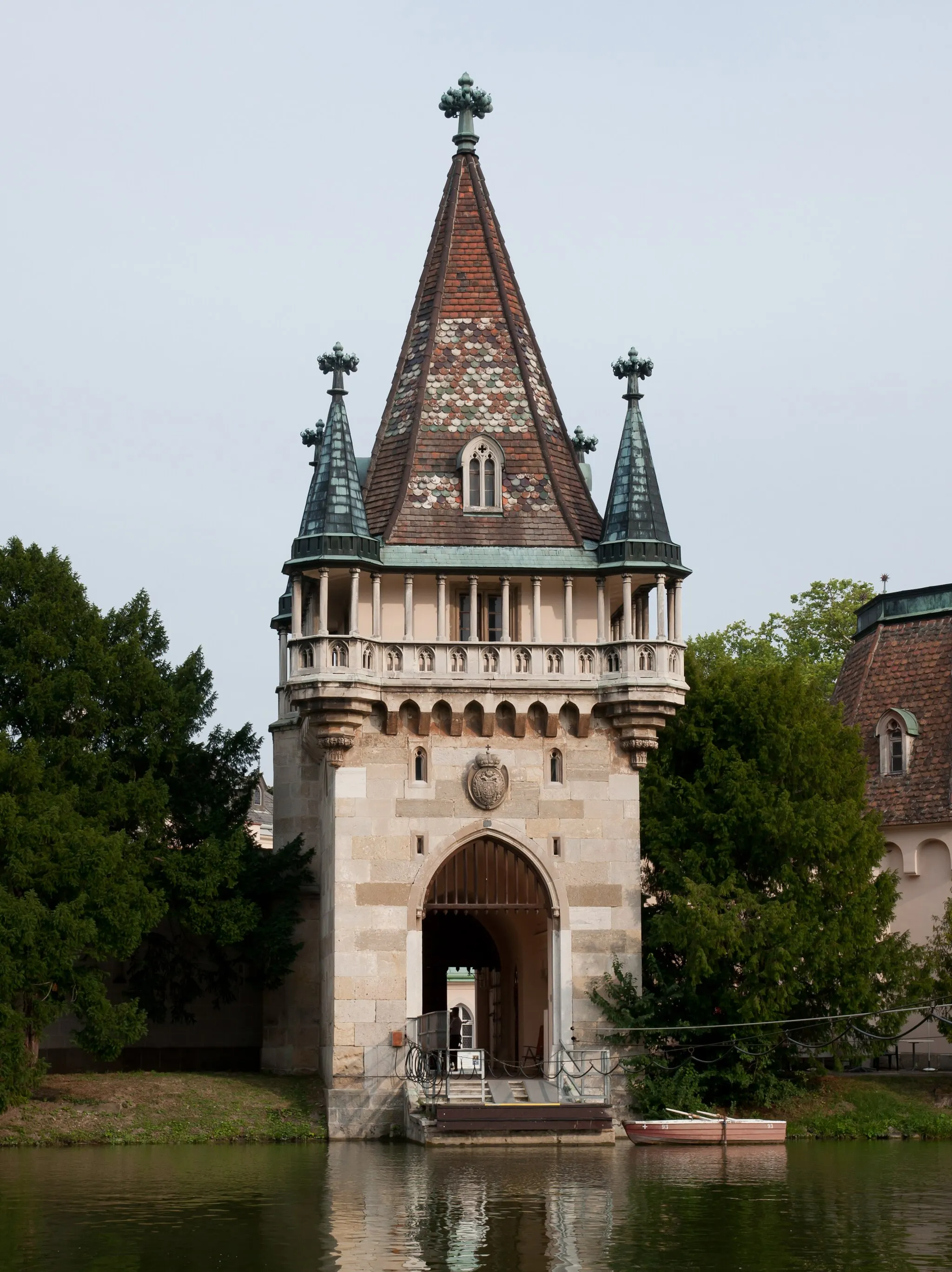 Photo showing: A tower gate of Franzensburg at Castle Park in Laxenburg, Lower Austria.