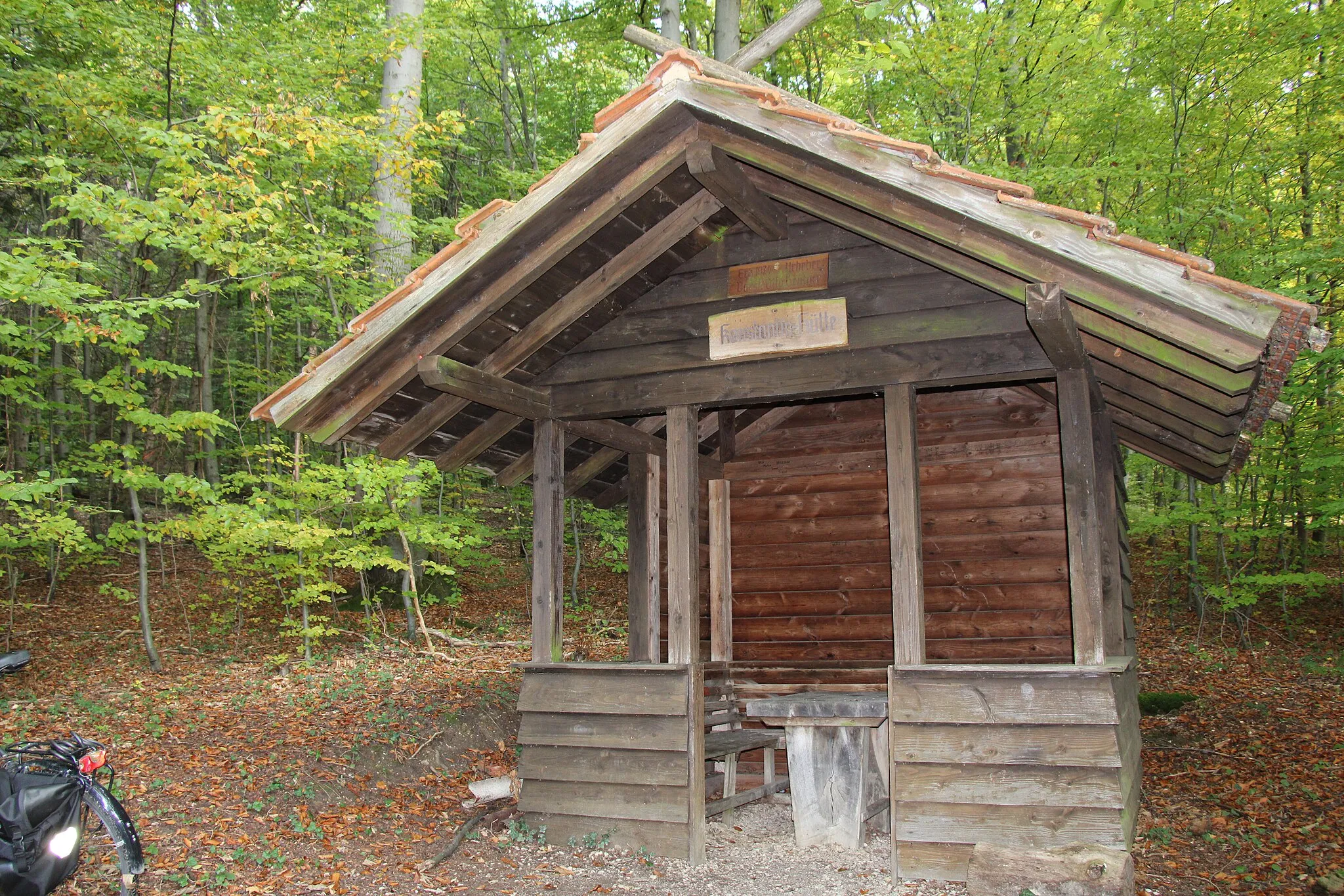 Photo showing: Holzhütte im Wald mit öffentlicher Sitzgelegenheit