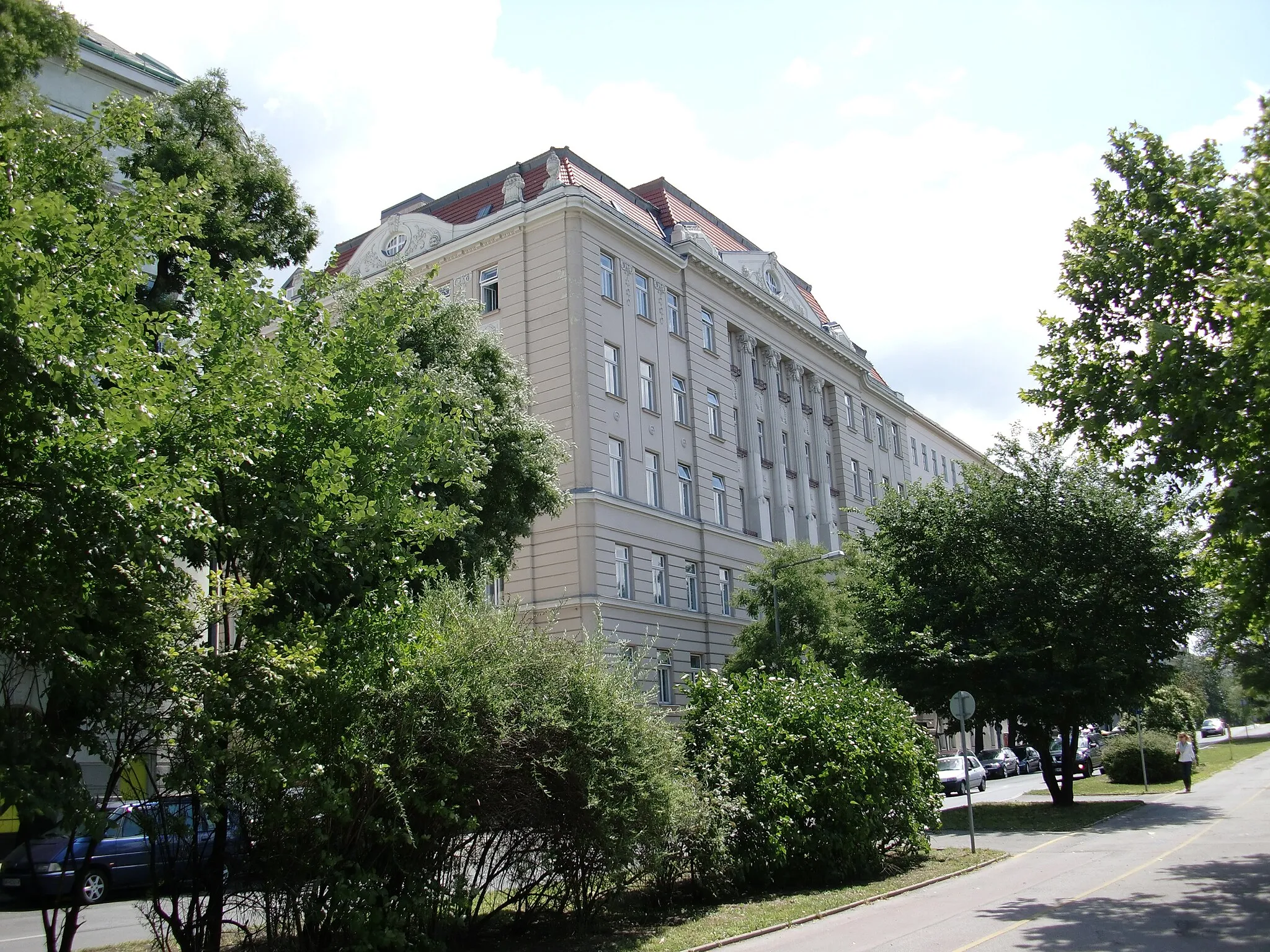 Photo showing: Wien, Direktionsgebäude der Allgemeinen Unfallversicherungsanstalt (AUVA), Gebäudefront 20, Brigittenauer Lände 44