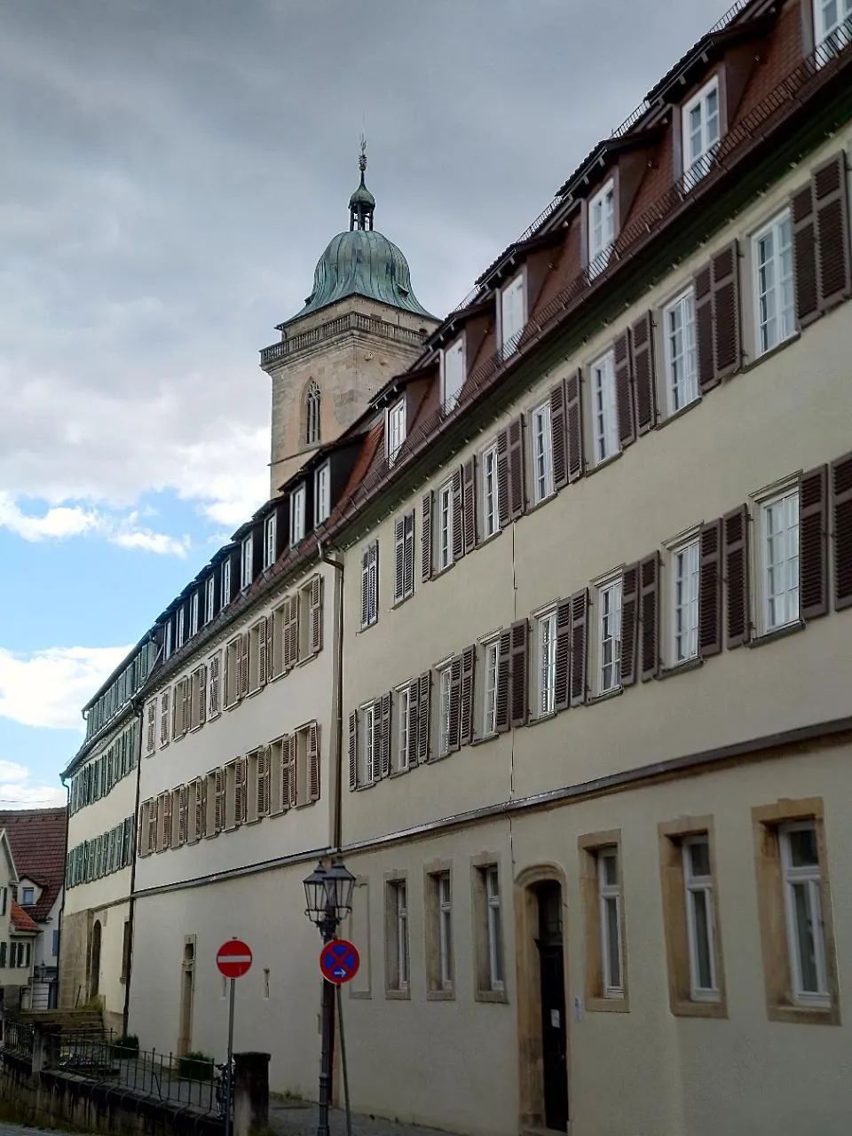 Photo showing: In der ehem. Stadtschreiberei brach 1750 der verheerende Stadtbrand aus, der 133 Gebäude in Nürtingen zerstörte. Hier zu sehen der barock geprägte Wiederaufbau mit der Stadtkirche im Hintergrund