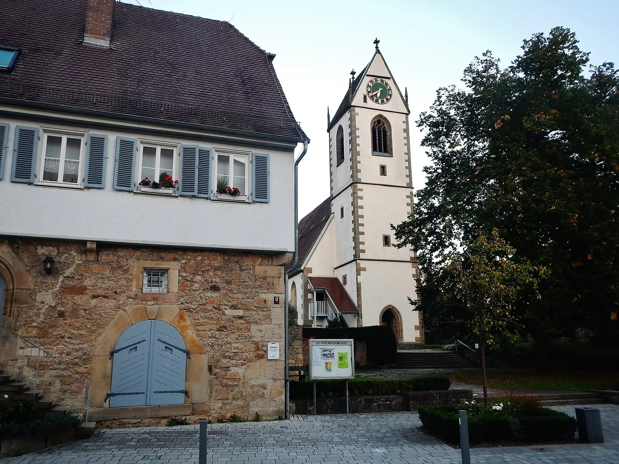 Photo showing: Beim 366 km langen Neckartalradweg: Neckartenzlingen mit evangelischer Martinskirche