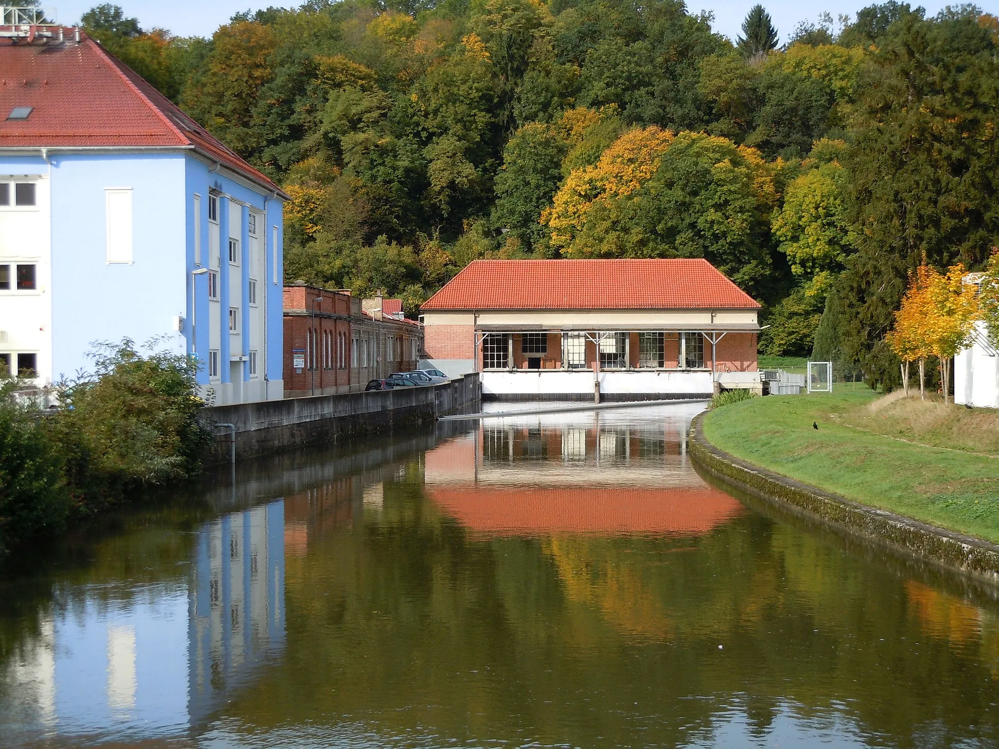 Photo showing: Wasserkraftwerk Neckartenzlingen. Der Übergang am Kraftwerk darf nur vom Kraftwerkspersonal benutzt werden.