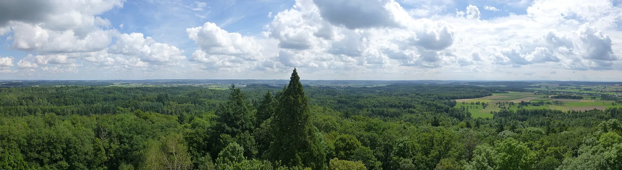 Photo showing: Panoramabild vom Burgbergturm in Richtung Osten; links des hohen Baums Crailsheim, rechts Onolzheim; dahinter in der Ferne der Hesselberg