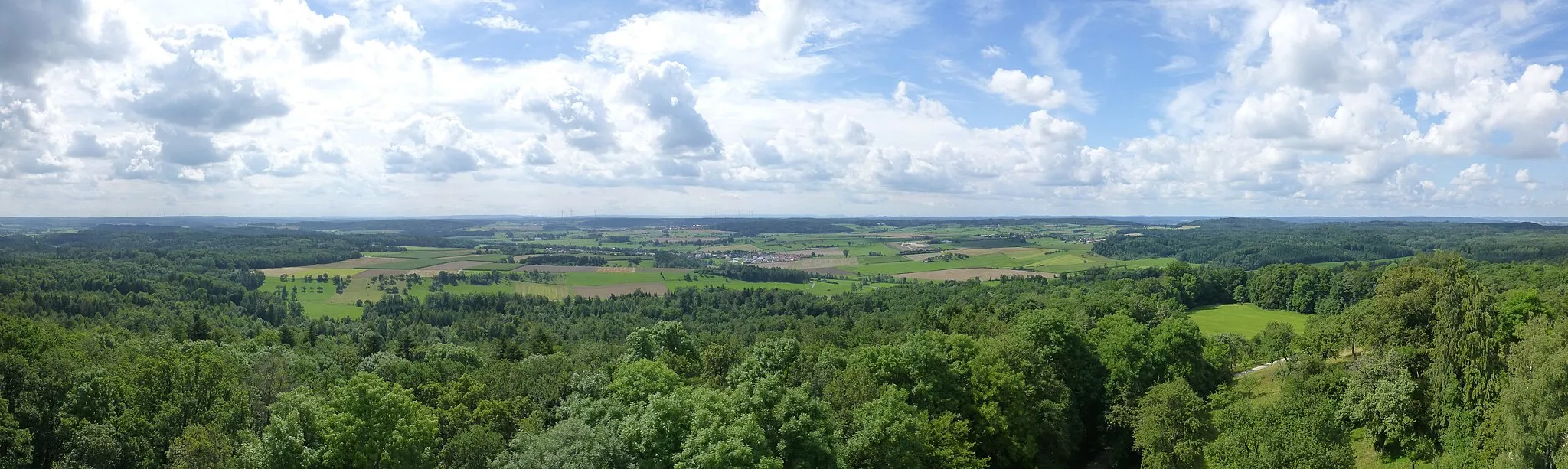 Photo showing: Panoramabild vom Burgbergturm in Richtung Süden; in der Bildmitte Oberspeltach, dahinter Frankenhardt