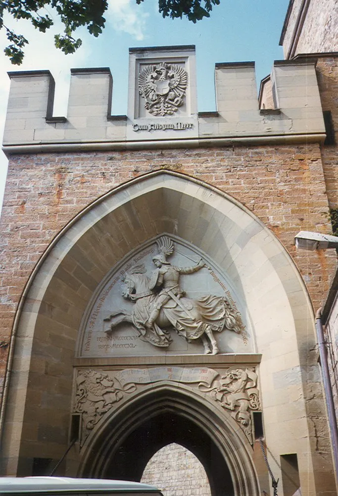 Photo showing: Adlertor der Burg Hohenzollern mit dem Reiterrelief des Kurfürsten Friedrich I. von Brandenburg. Schöpfer ist der Bildhauer Heinrich von Blankenberg.