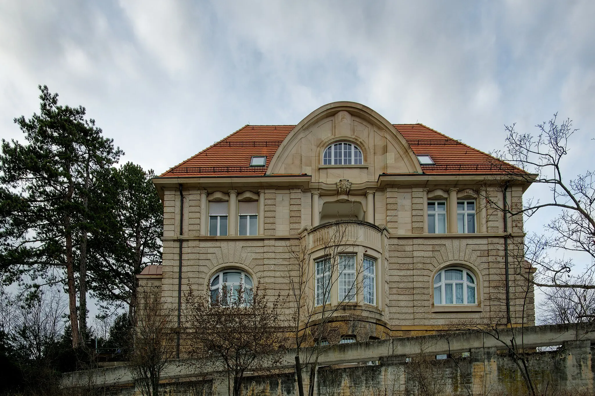 Photo showing: Ehemalige Villa Magirus, Am Hohengeren 12 in Stuttgart. Teil der denkmalgeschützten Sachgesamtheit "Villenkolonie am Hohengeren". Erbaut zwischen 1907 und 1912 im Neuen Stil von Rudolf Schweitzer. Auftraggeber: Adolf von Magirus (1861-1945)