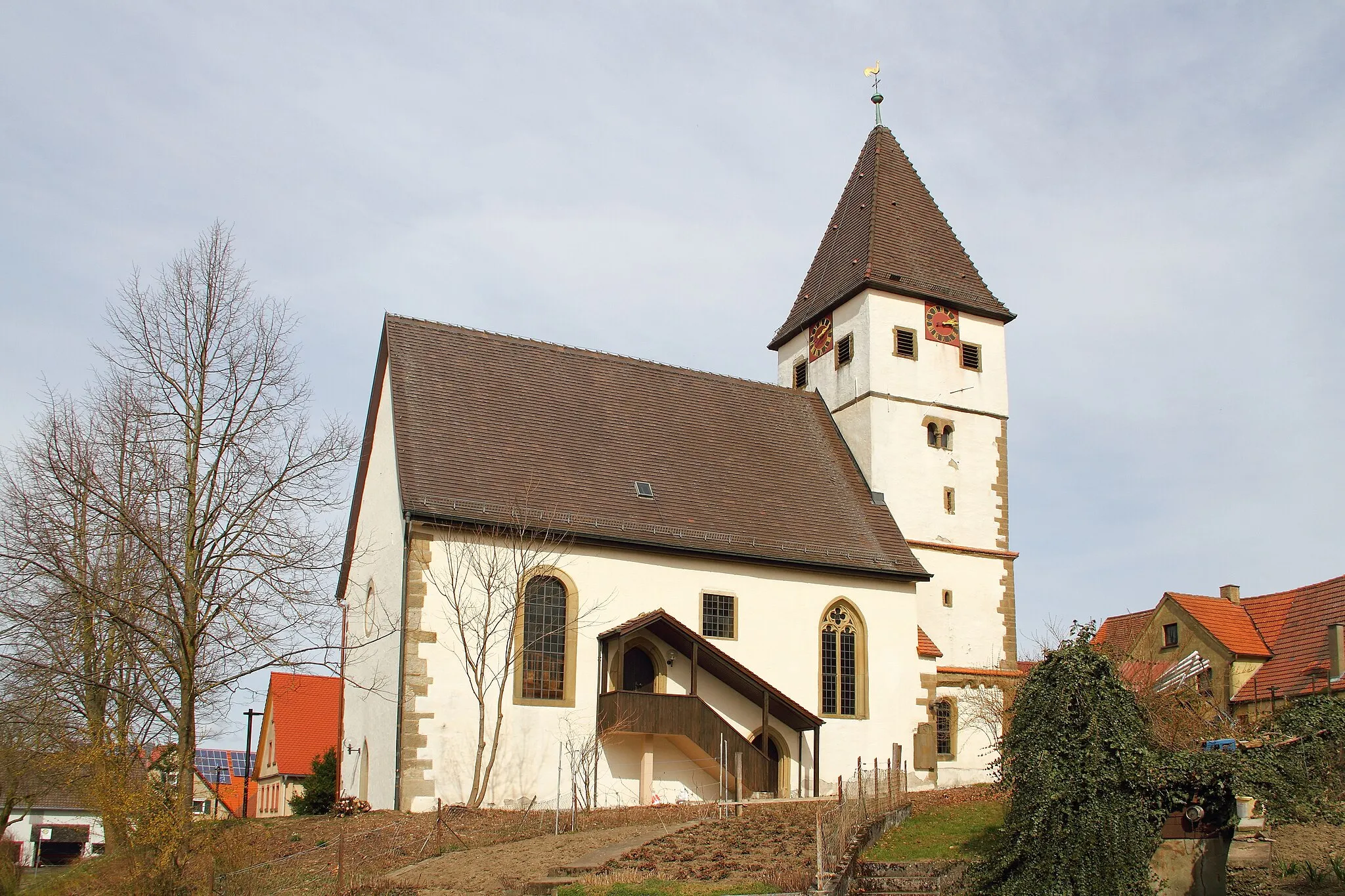 Photo showing: Die denkmalgeschützte Evangelische Pfarrkirche mit dem romanischem Chorturm der ehem. Wehrkirchanlage.