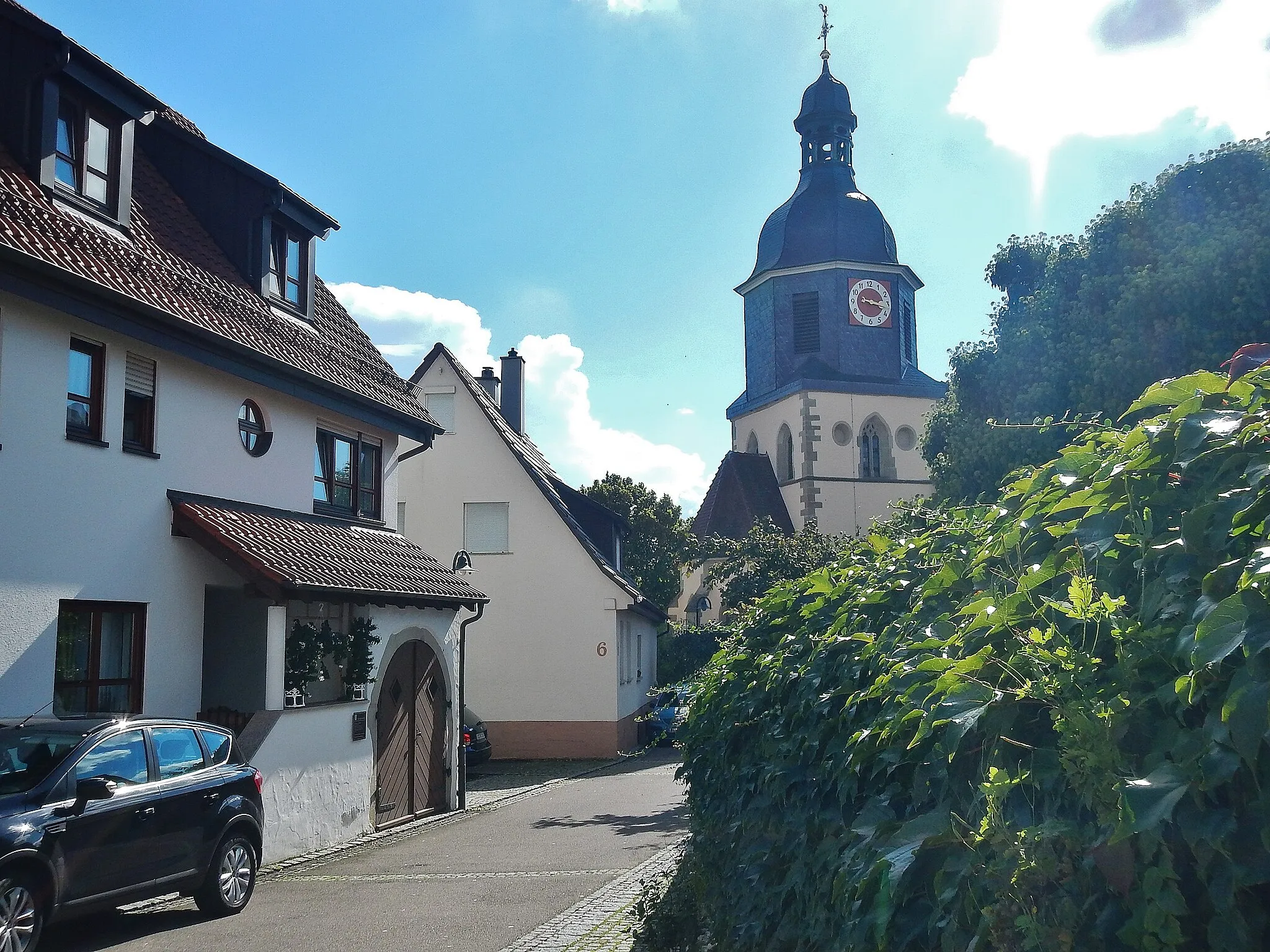 Photo showing: Löchgau, Peterskirche: 1147 erstmals urkundlich erwähnt. Die evangelische Pfarrkirche ist eine Chorturmanlage des 13./14. Jahrhunderts, die 1756 und 1776 mit dem Kirchturm ihr jetziges Aussehen erhielt.