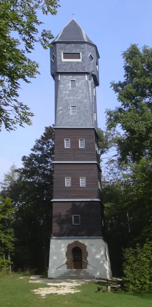 Photo showing: View tower on the Römerstein hill on the Swabian Jura, Germany