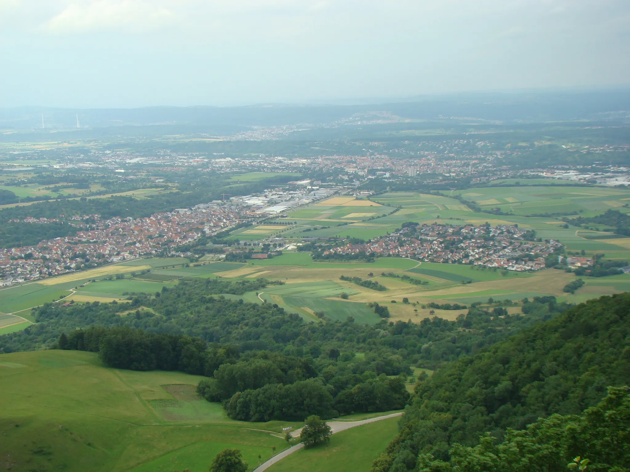 Photo showing: Blick von der Teck auf Dettingen unter Teck und Kirchheim