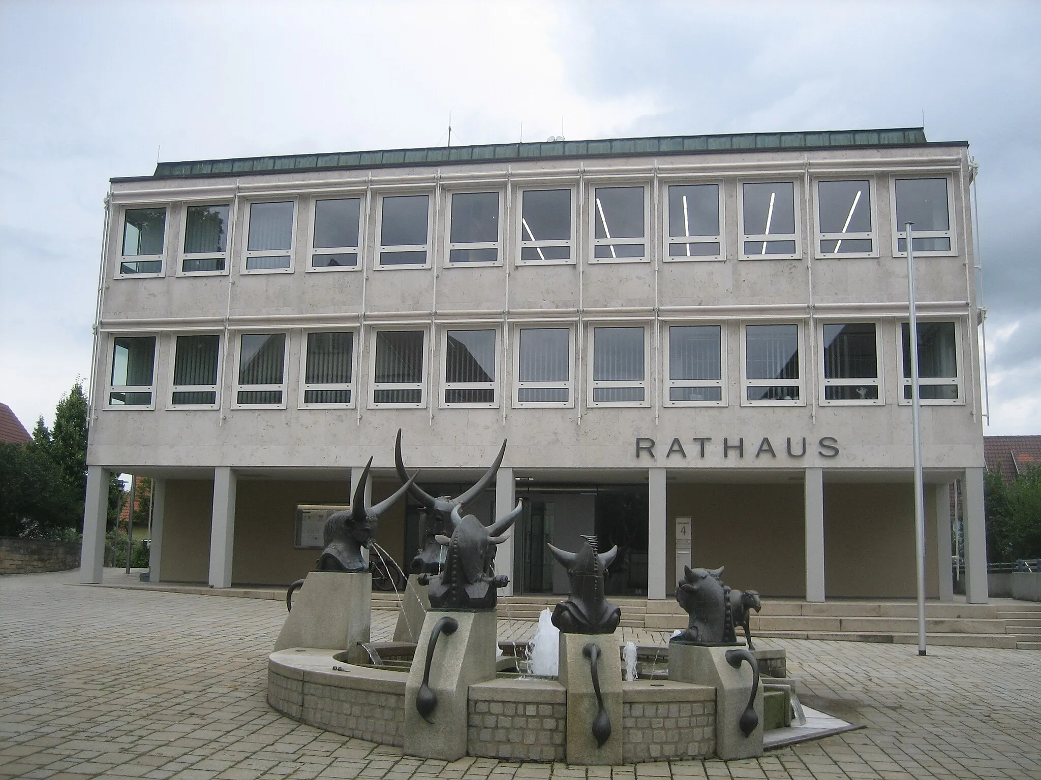 Photo showing: Rathaus Dettingen unter Teck mit Rathausbrunnen