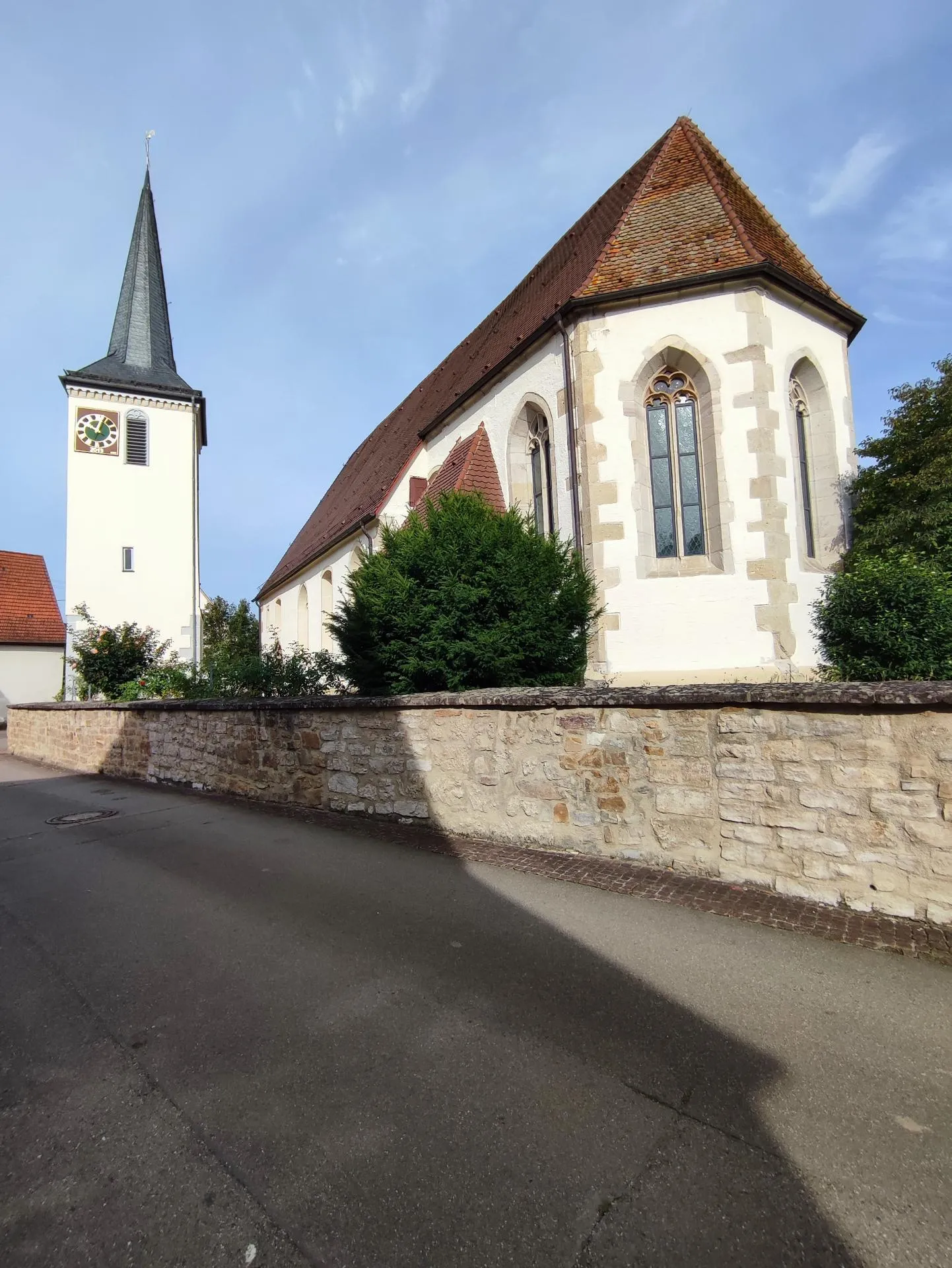 Photo showing: Kirchen Schwäbische Alb I: Ortskirche von Kirchheim - Nabern mit ungewöhnlichem freistehenden Glockenturm