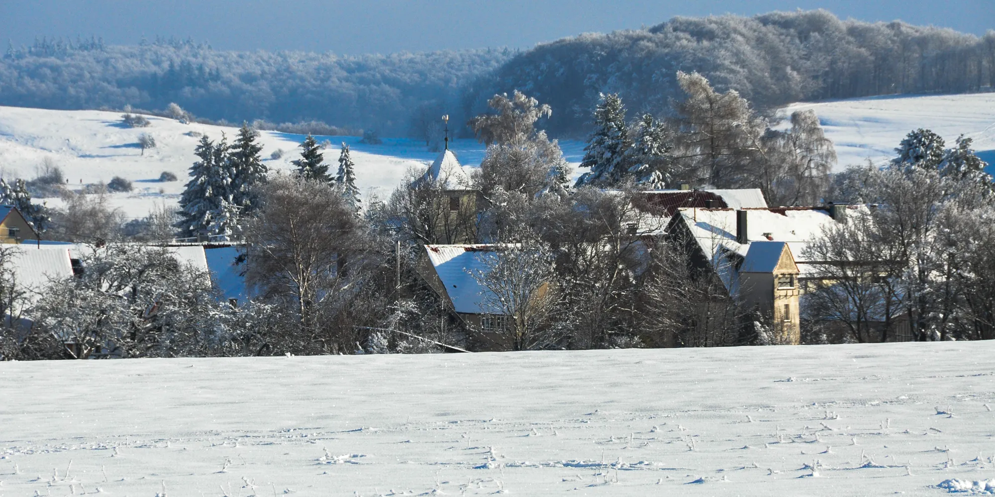 Photo showing: Embedded in a snowy landscape the village of Ochsenwang; Baden-Württemberg, Germany.