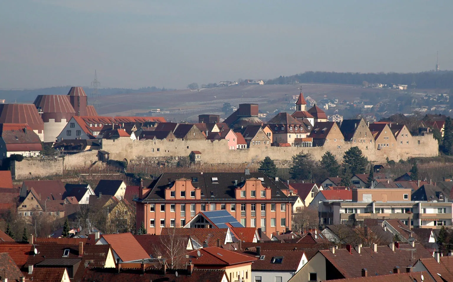Photo showing: Blick auf die Stadtbefestigung des Kernstadt von Lauffen am Neckar vom Seugenberg. Im Hintergrund der Haigern.