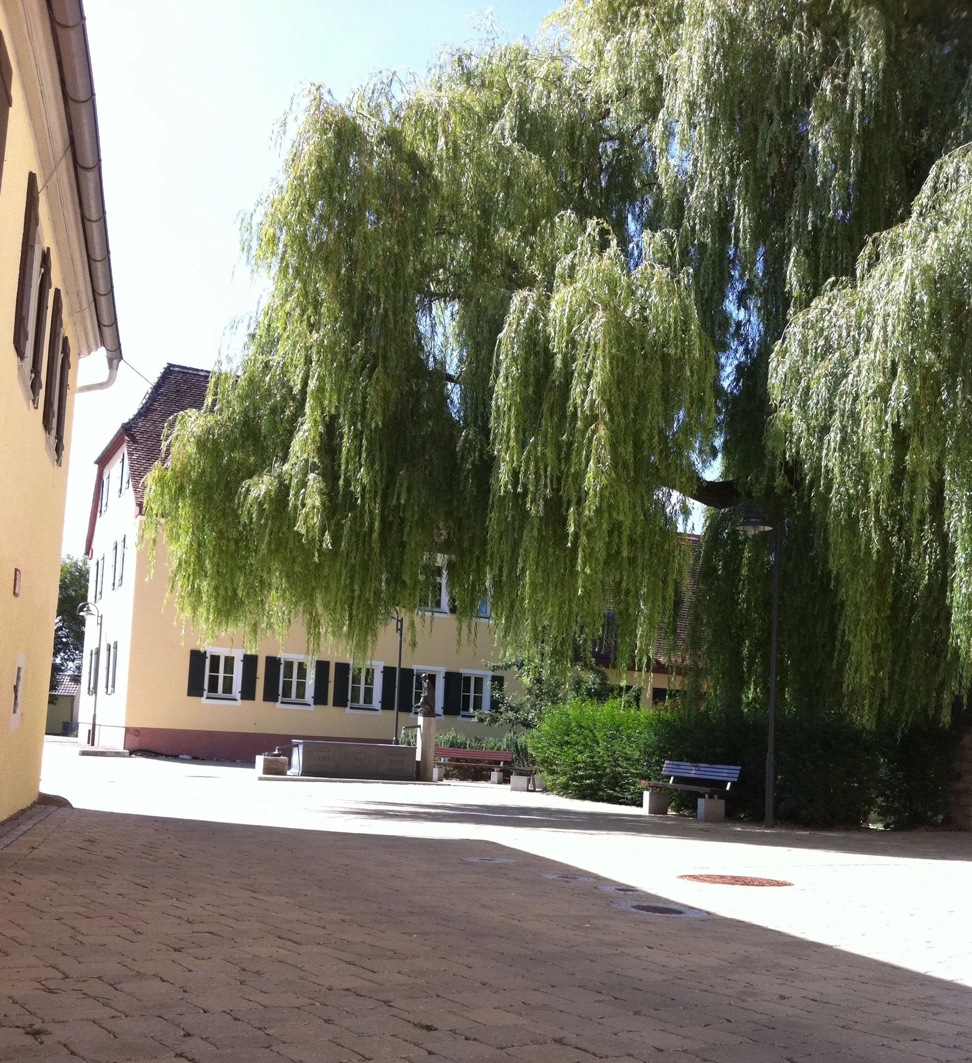 Photo showing: Diese Bield zeigt den Dorfplatz Westgartshausen mit neuen Dorfbrunnen mit Schäferfigur