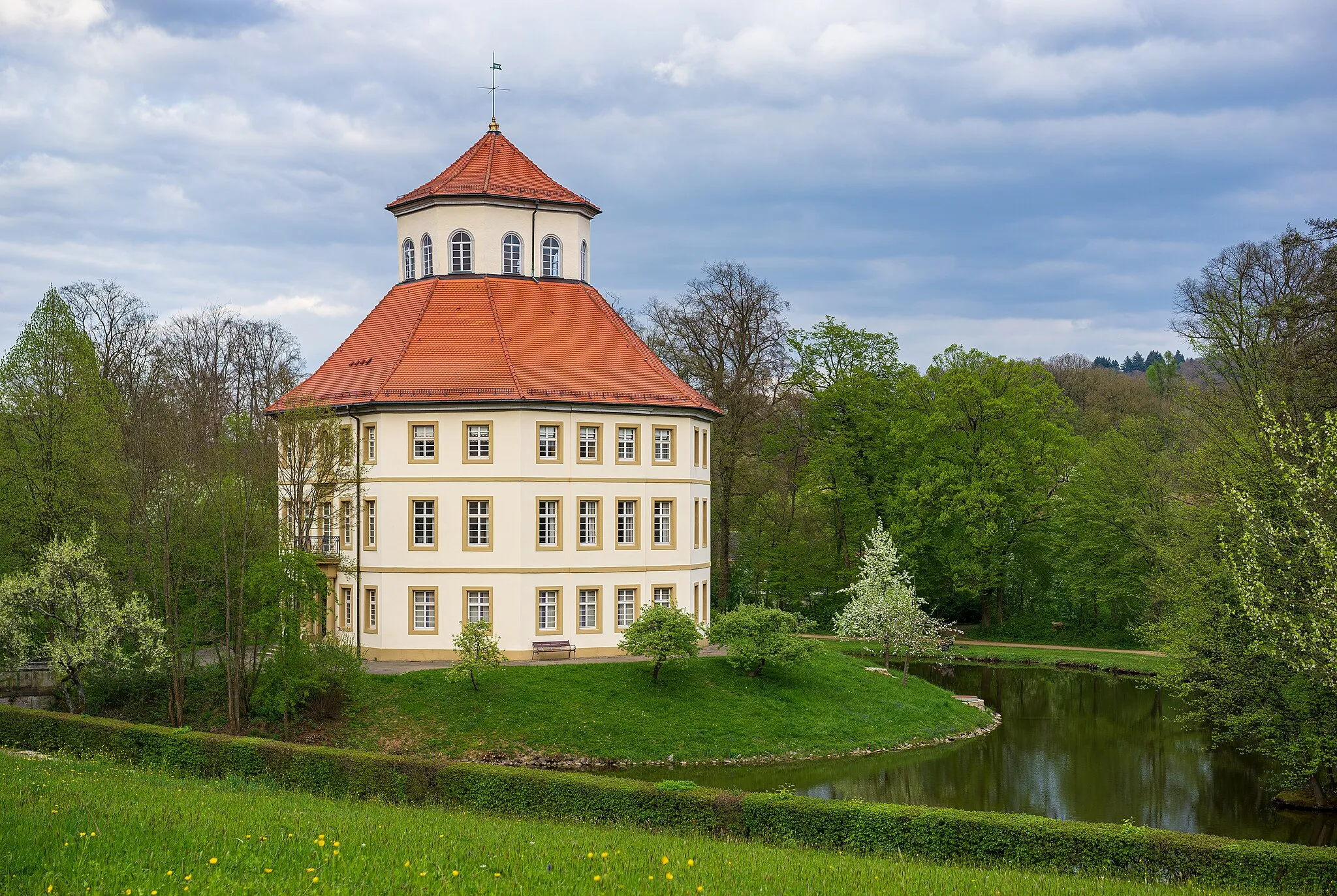 Photo showing: Oppenweiler, Germany: The octogonal residential castle set on a lake, built in 1782, today the townhall. Seen from south-west from the castle gardens which were laid out at the same time.