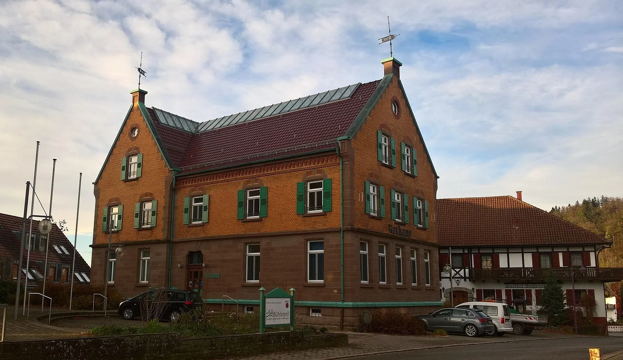 Photo showing: Die Fensterfont auf dem Dach spart teilweise die Beleuchtung.