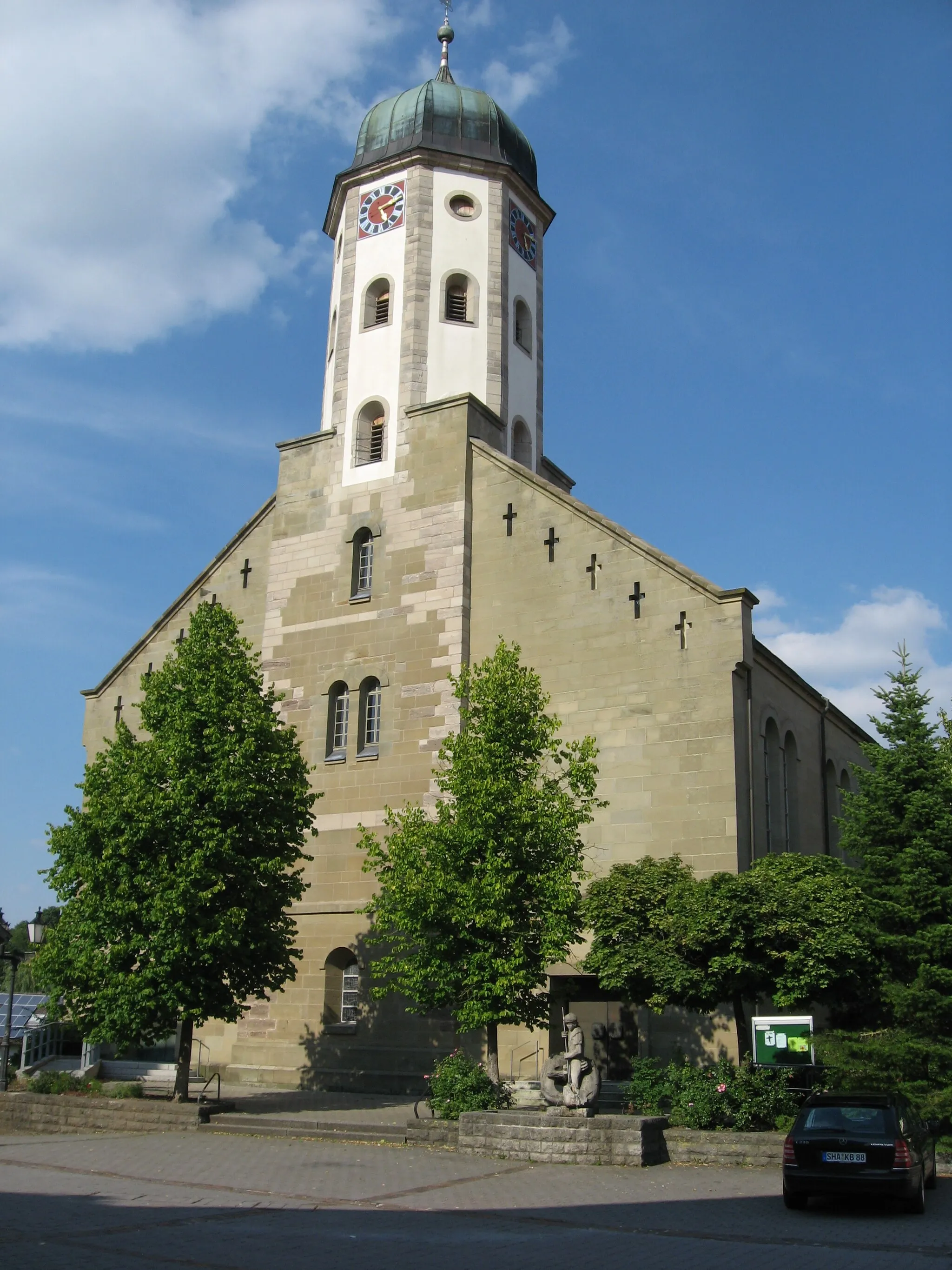 Photo showing: Sankt Georg in Bühlertann. Blick nach ENE über den Kirchplatz auf Westfassade und Turm.