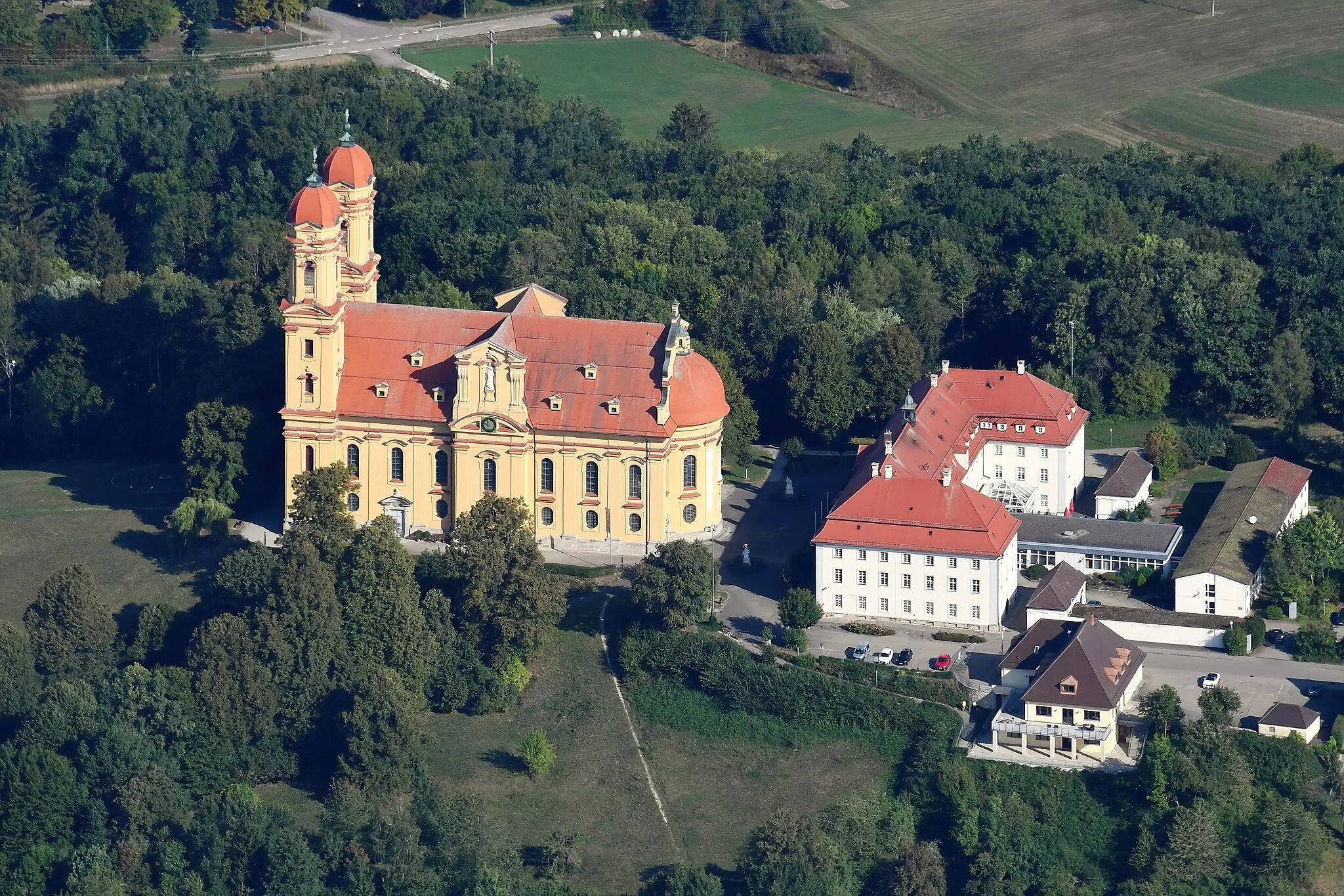 Photo showing: Aerial image of the Schönenbergkirche (view from the south)