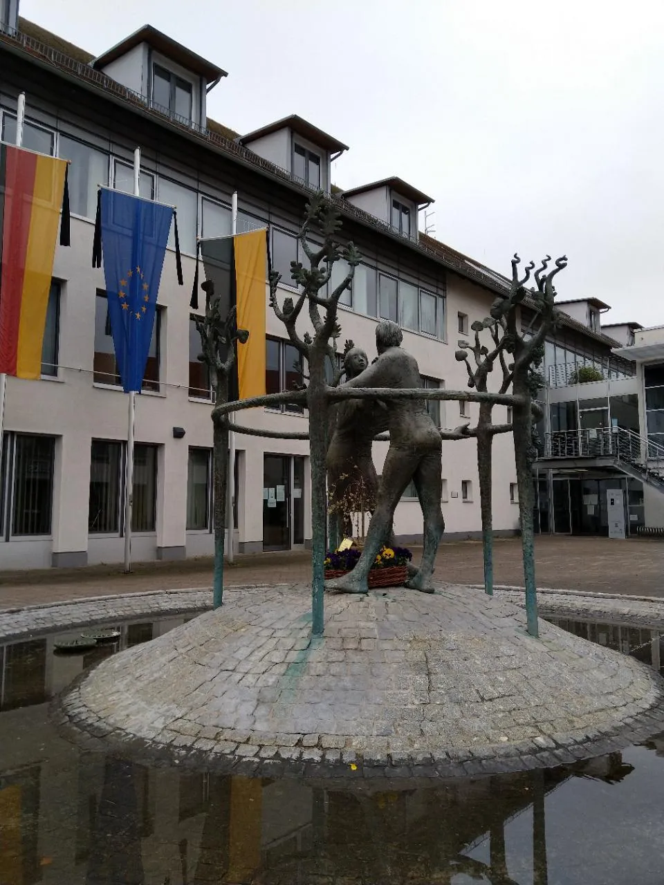 Photo showing: Brunnen mit Eichenbäumen vor dem neuen Rathaus der Gemeinde Aichwald
