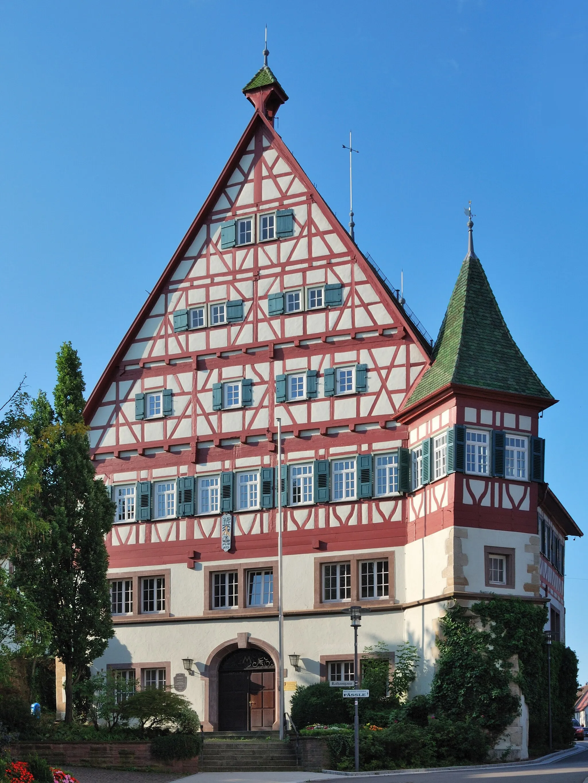 Photo showing: The municipal hall in Münchingen, Baden-Württemberg, Germany. The timber framed building from 1687 was rebuild in 1956/57. The main entrance at the north side.