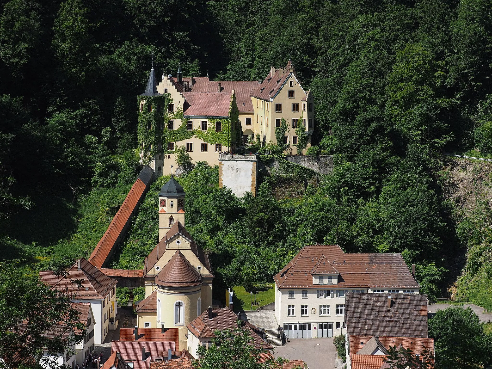 Photo showing: Schloss Weißenstein (Weißenstein castle) as seen from "Städtlesblick" viewpoint, Lauterstein, Germany