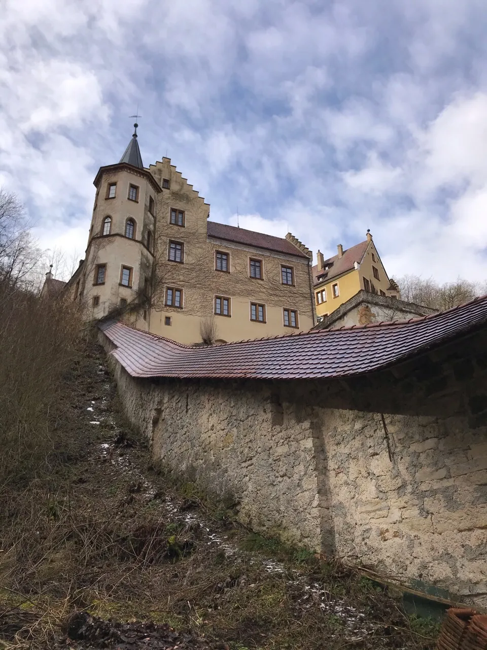 Photo showing: Bis 1769 war das Schloss Zentrum der rechbergischen Herrschaft Weißenstein bis es fast aufgegeben wurde und ab 1865 im Historismus-Stil umgebaut wurde. 1971 wurde es von Professor Kage gekauft und wird seither restauriert und der Öffentlichkeit zugänglich gemacht. Im Schloss befindet sich das Museum für Mikrofotografie, welches weltweite Bekanntheit genießt.