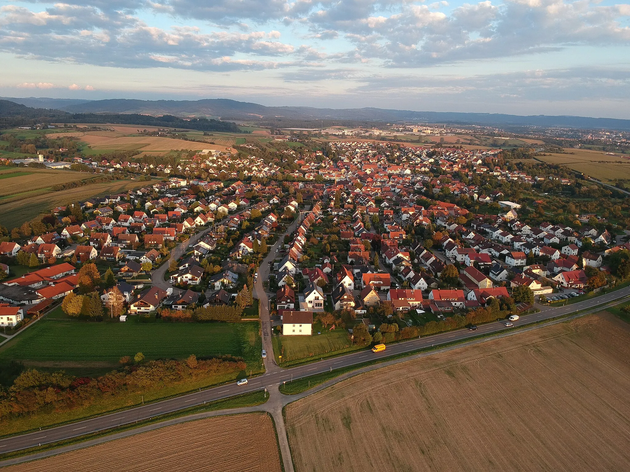 Photo showing: Blick aus westlicher Richtung über Großaspach. In der Bildmitte von links nach rechts die Mulde des Klöpferbachs.