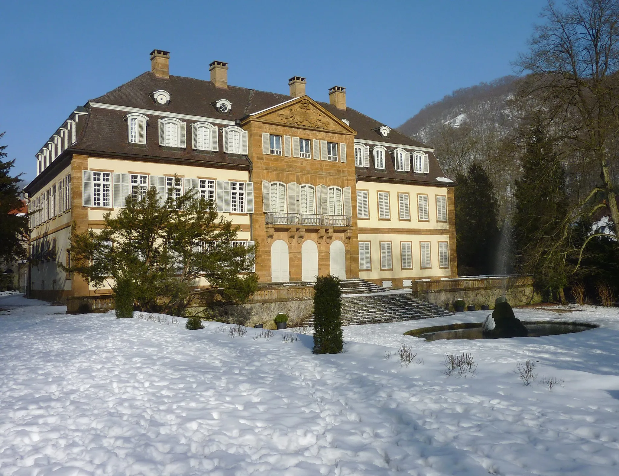 Photo showing: Schauseite von Schloss Eybach vom Park aus.