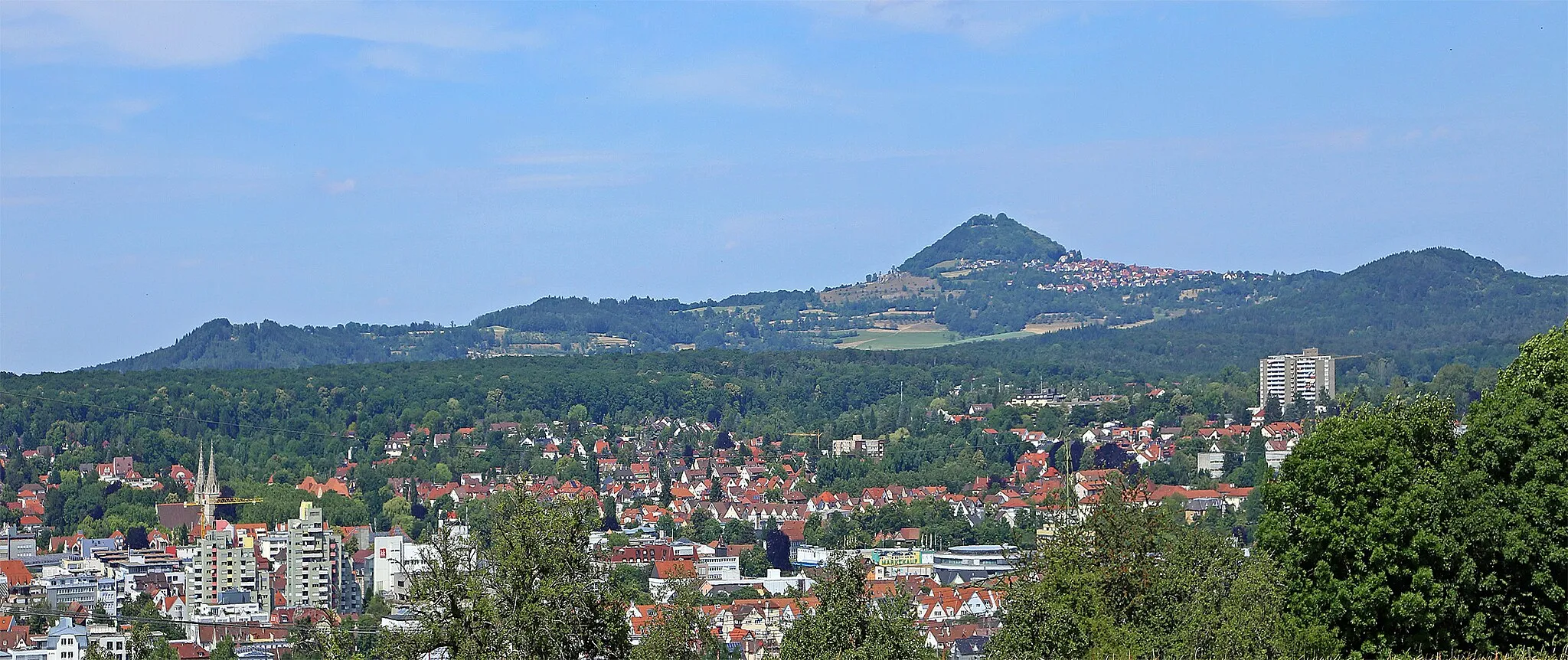 Photo showing: Panorama: Göppingen mit dem Hausberg Hohenstaufen.
