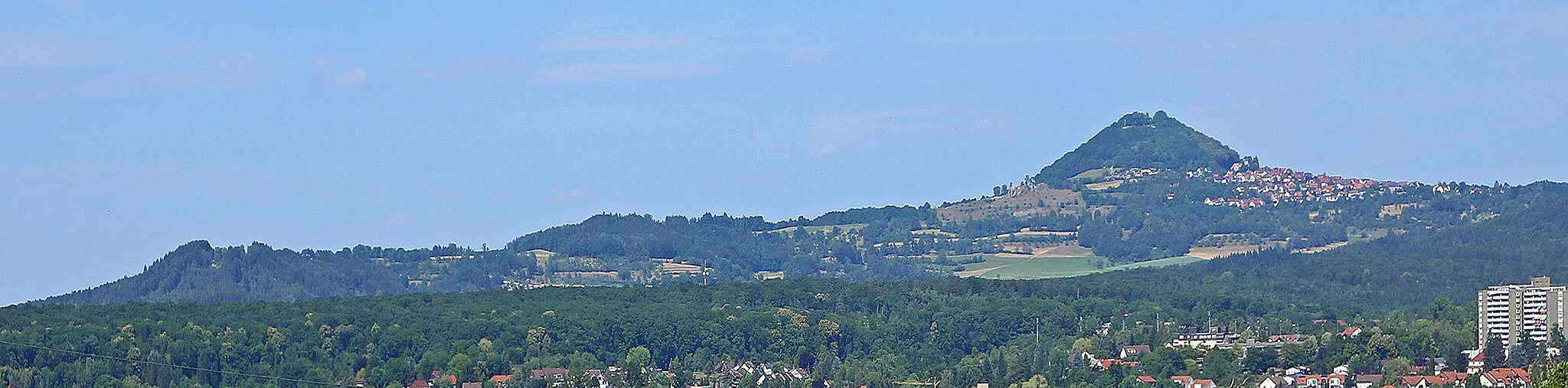 Photo showing: Panorama photo of the area around Göppingen. In the background the Spielburg nature reserve (ridges of a limestone rock group), the Hohenstaufen mountain (684 meters above sea level) and the Göppingen-Hohenstaufen district.