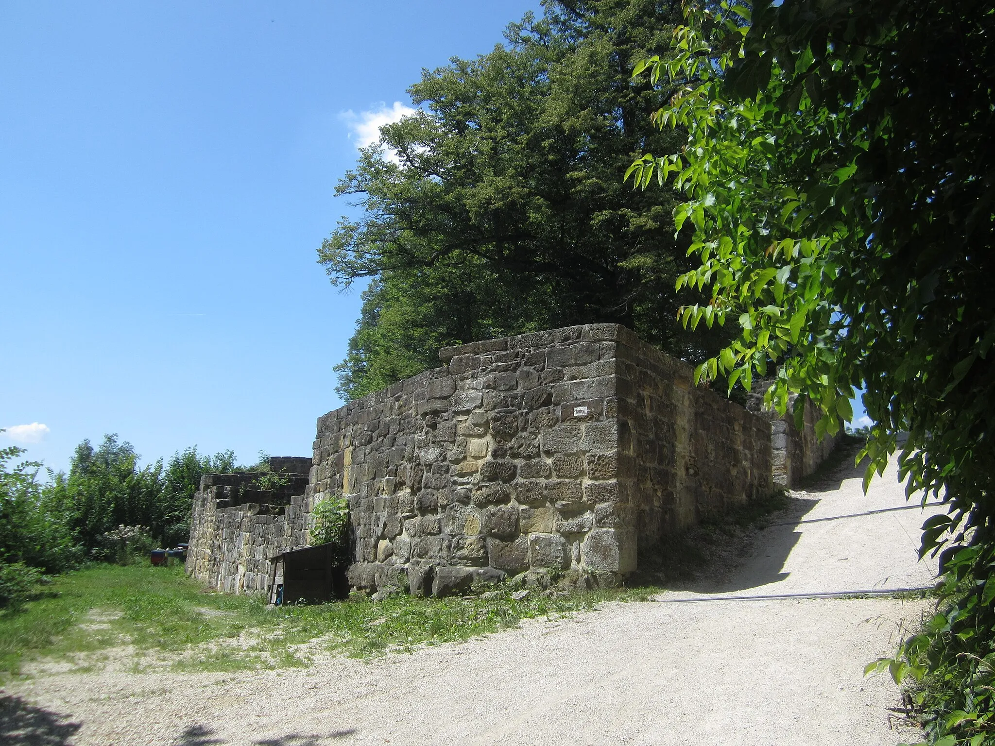 Photo showing: Burg Hohenstaufen, Mauerreste am Tor