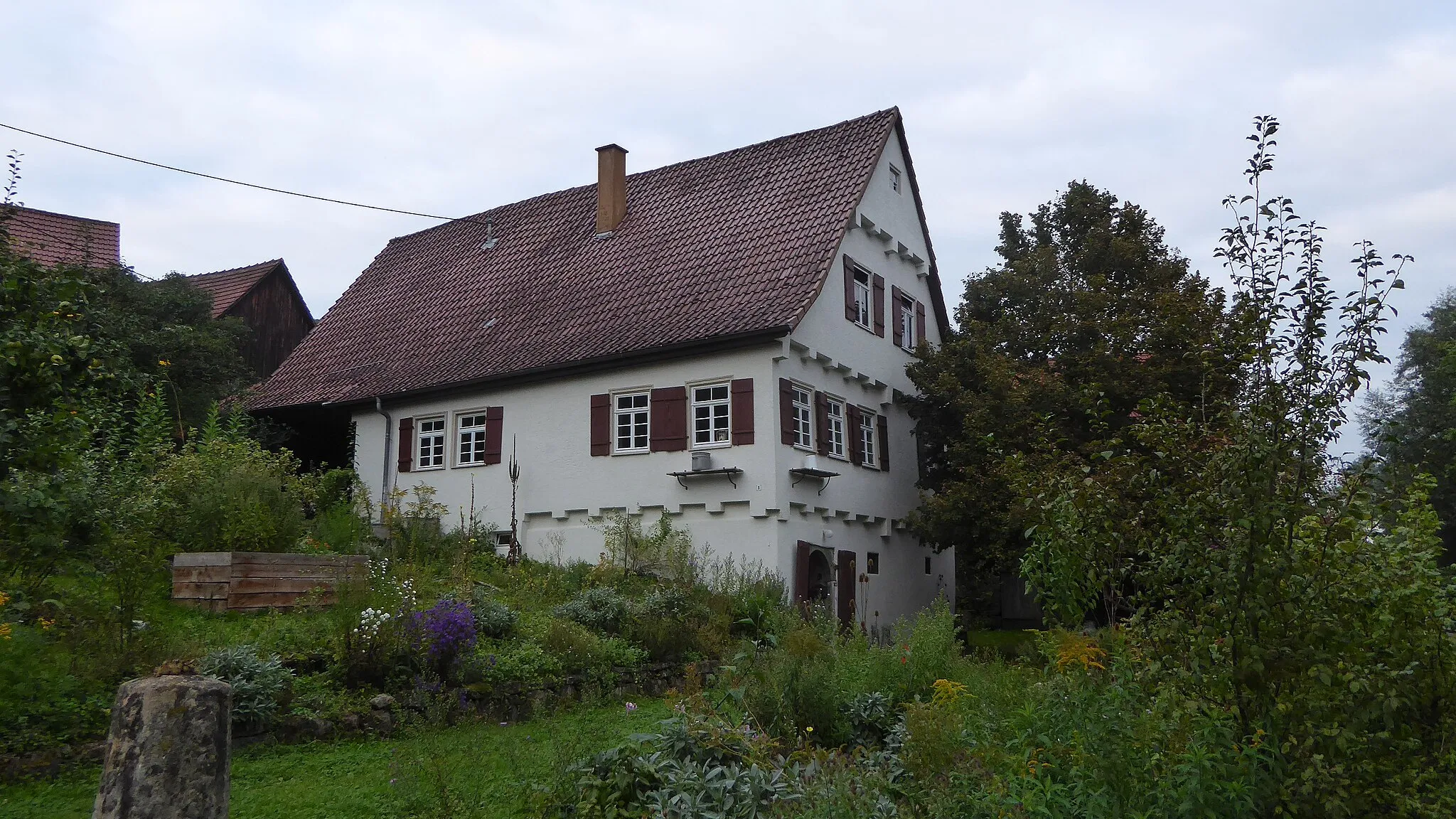 Photo showing: Geschütztes Kulturdenkmal in Hausen (Murrhardt, Uferweg 1,  	Parallelgehöft mit Haupthaus, Backofen und Scheune (Sachgesamtheit)
Geschützt nach § 2 DSchG