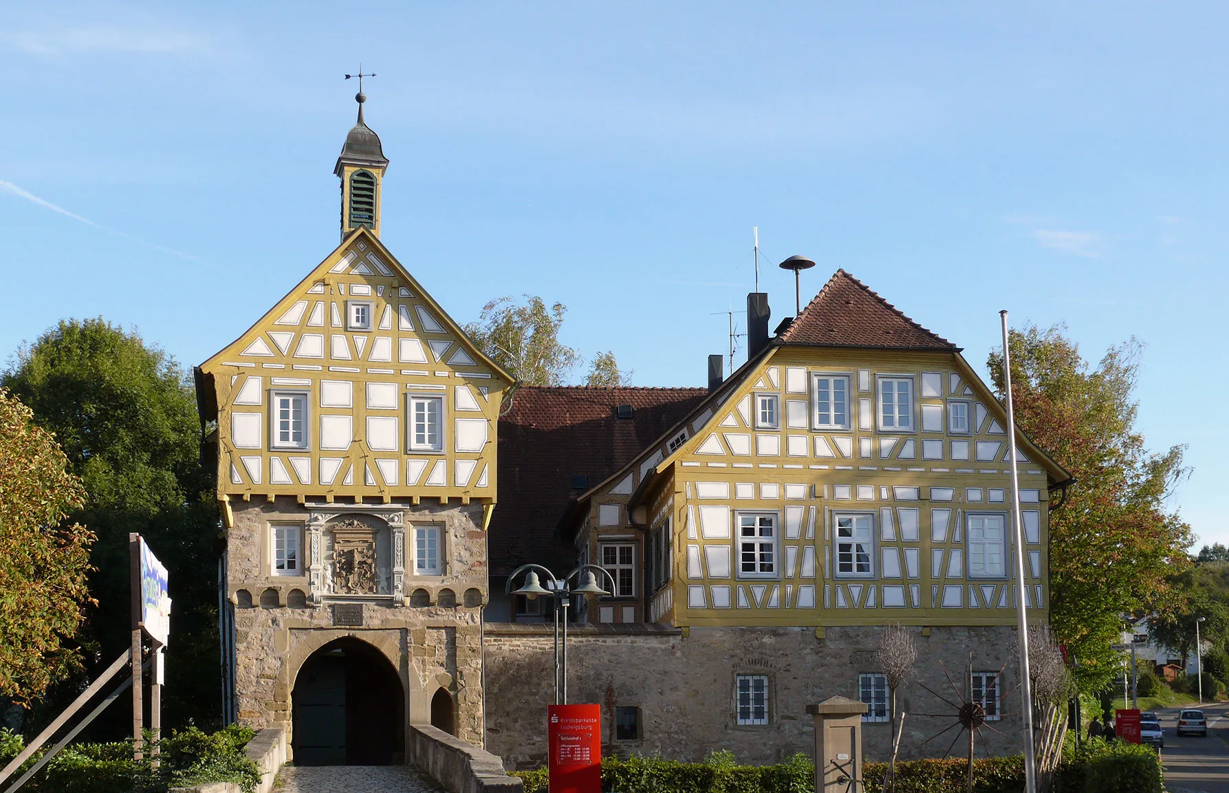 Photo showing: The main façade of the little castle in Höpfigheim, a district of Steinheim an der Murr, Germany, seen from the Schlossplatz at the north side of the castle.