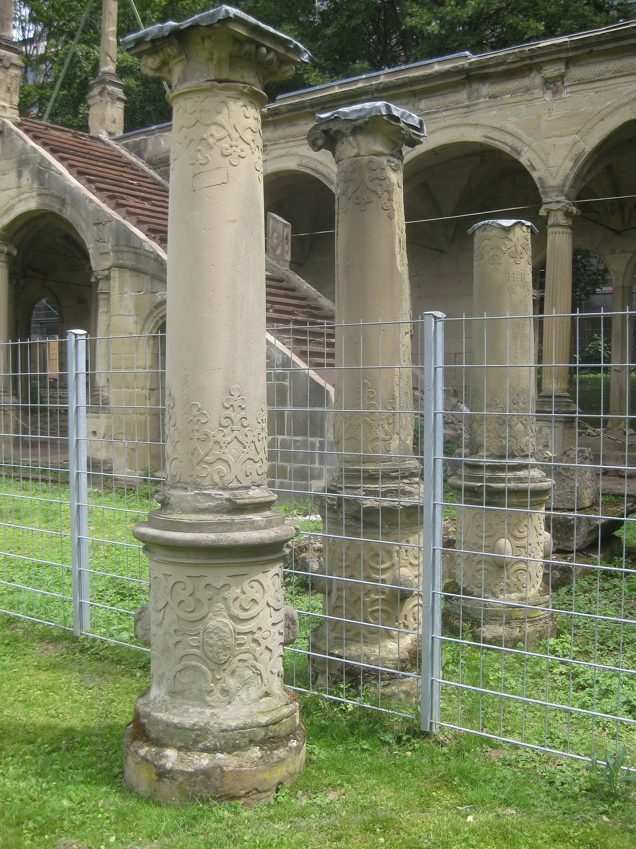 Photo showing: Drei von vier Säulen vom ehemaligen Neuen Lusthaus in Stuttgart, die Friedrich Wilhelm Hackländers 1846 beim Abbruch des Handelshauses des Indigo-Müller entdeckte und in seine Villa Villa Heidehaus als Altanstützen einbauen ließ. Nach dem Abriss der Villa 1910 wurden die Säulen bei der Ruine des Neuen Lusthauses im Mittleren Schlossgarten aufgestellt. Die drei anderen Säulen stehen unweit entfernt an anderer Stelle vor der Lusthausruine. Eine der Säulen trägt die Inschrift: „PH • I • Z • /  1 6 8 0“. Die vierte Säule steht unweit entfernt an anderer Stelle vor der Lusthausruine.