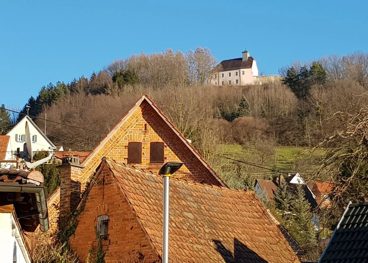 Photo showing: Wintersonnenblick über die alten Scheunen und Häuser hinauf zum Schloss