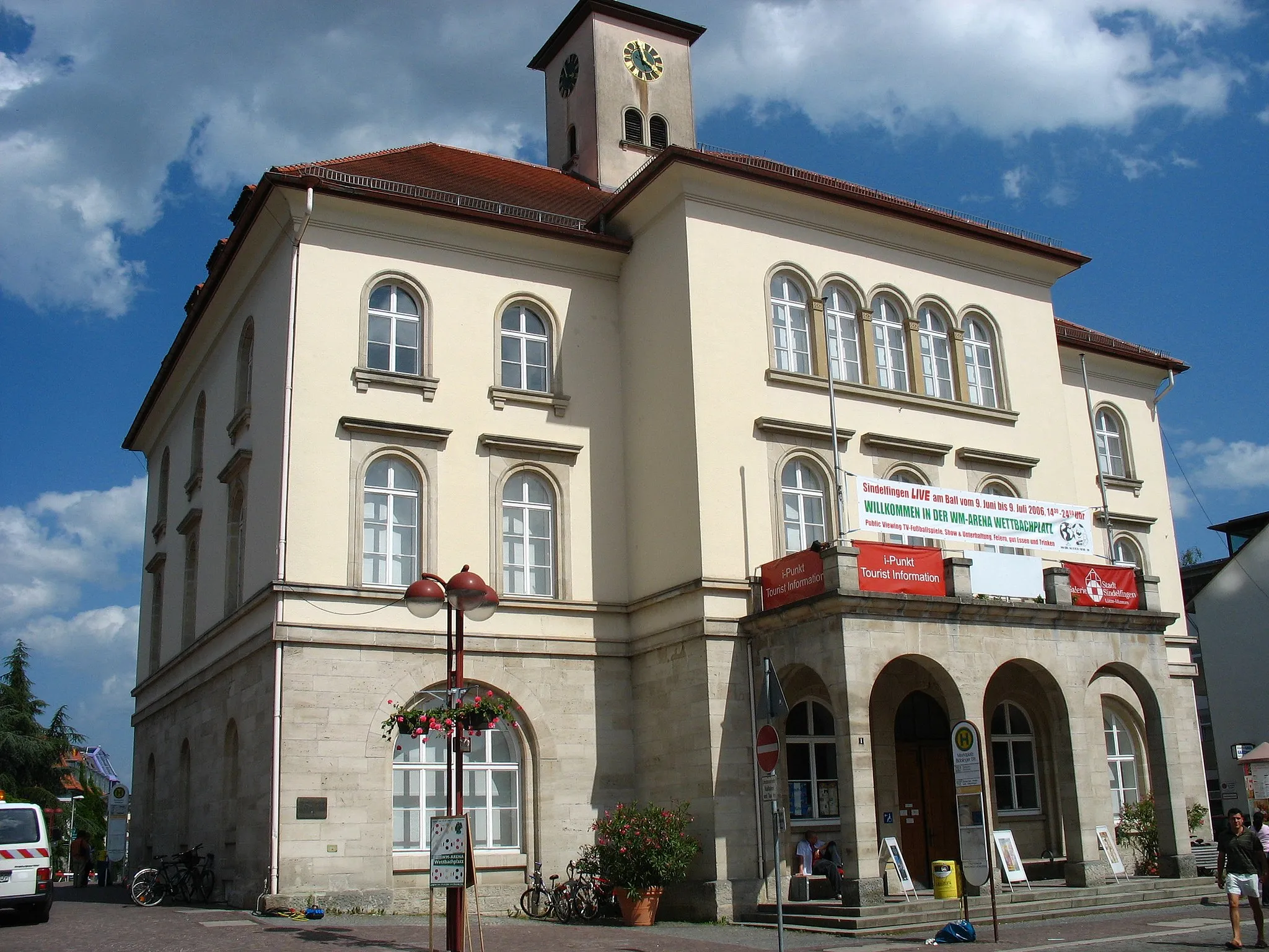 Photo showing: Mittleres Rathaus von Sindelfingen am Sindelfinger Marktplatz. Sitz der Galerie der Stadt Sindelfingen und der Tourist Information