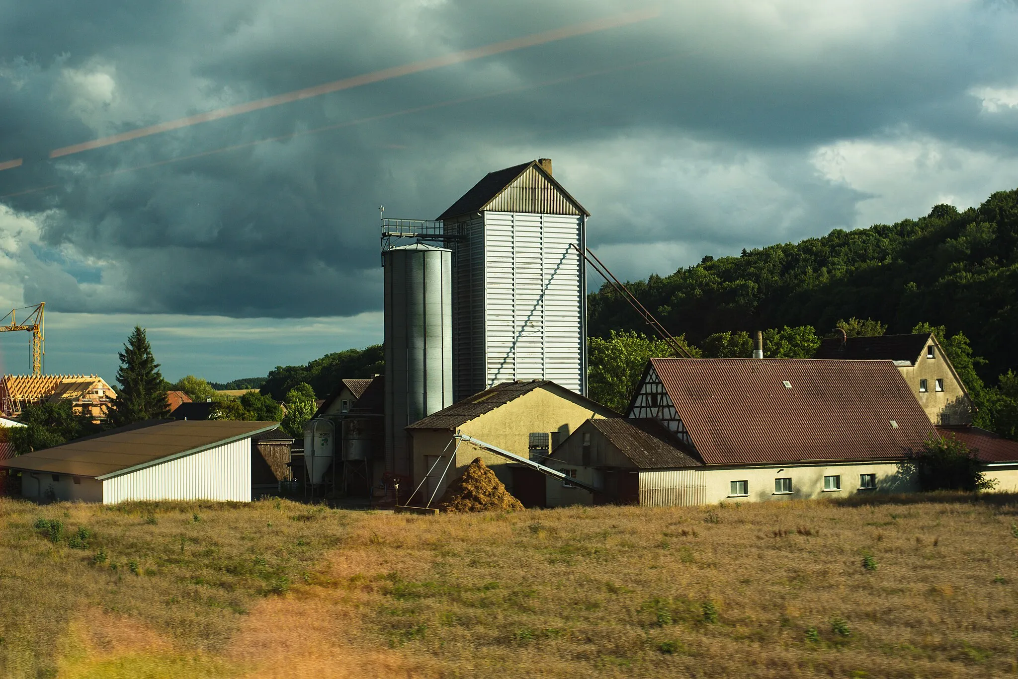 Photo showing: Ein Silo am Mühlacker in Lonsee. Das Foto wurde aus einem fahrenden Zug geschossen.