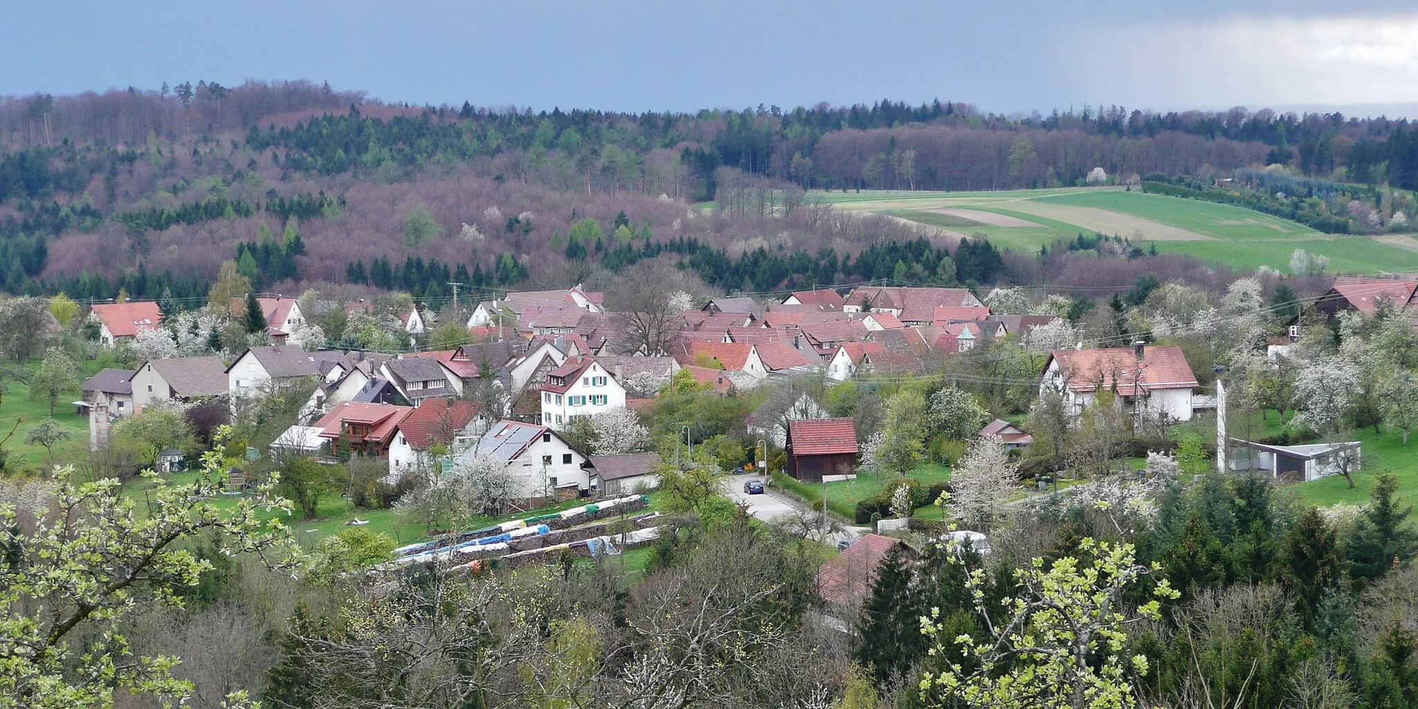 Photo showing: Nassach, ein Weiler und Ortsteil von Spiegelberg, Ansicht von Nordosten. Im Vordergrund ganz rechts der Friedhof.