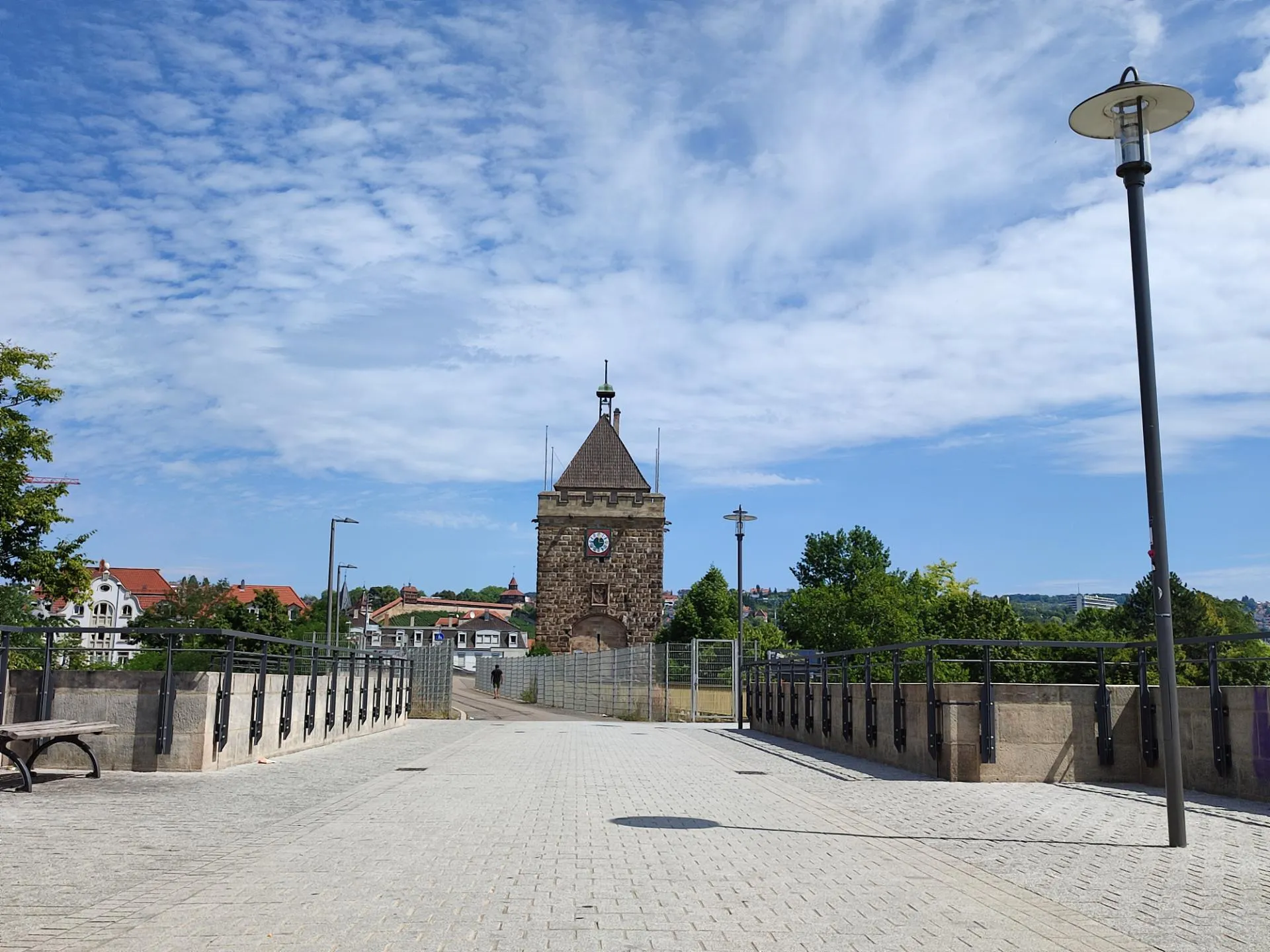 Photo showing: Blick von der äußeren Neckarbrücke auf den Torturm der Reichsstadt Esslingen, im Hintergrund die Esslinger Burg
