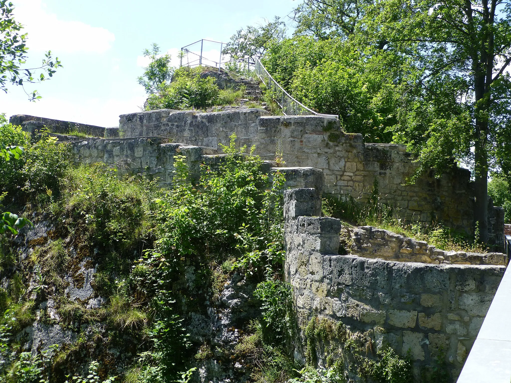 Photo showing: Burg Helfenstein; Aussichtspunkt auf einem Felsen in der Kernburg