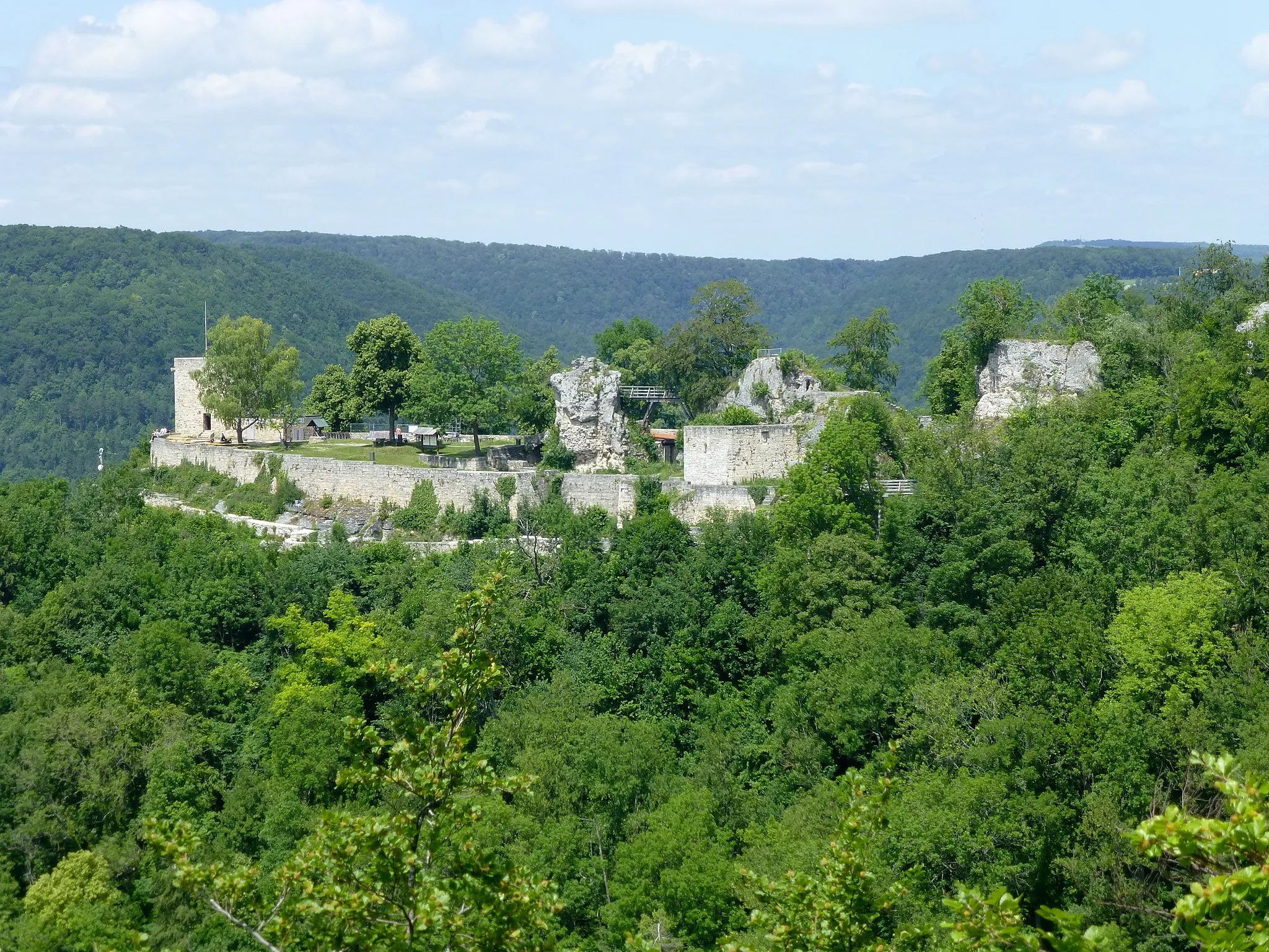 Photo showing: Burg Helfenstein oberhalb von Geislingen an der Steige; Ansicht vom Aussichtspunkt beim Ödenturm