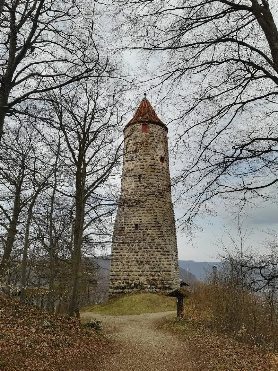 Photo showing: Gebaut von den Ulmern um 1420 zum Schutz der Burg Helfenstein. Die Grundmauern sind etwa 2,5 m dick. Der Turm ist 33,3 m hoch und erlitt mehrere Brände im Laufe der Geschichte. Ursprunglich hatte sie eine einziehbare Leiter.