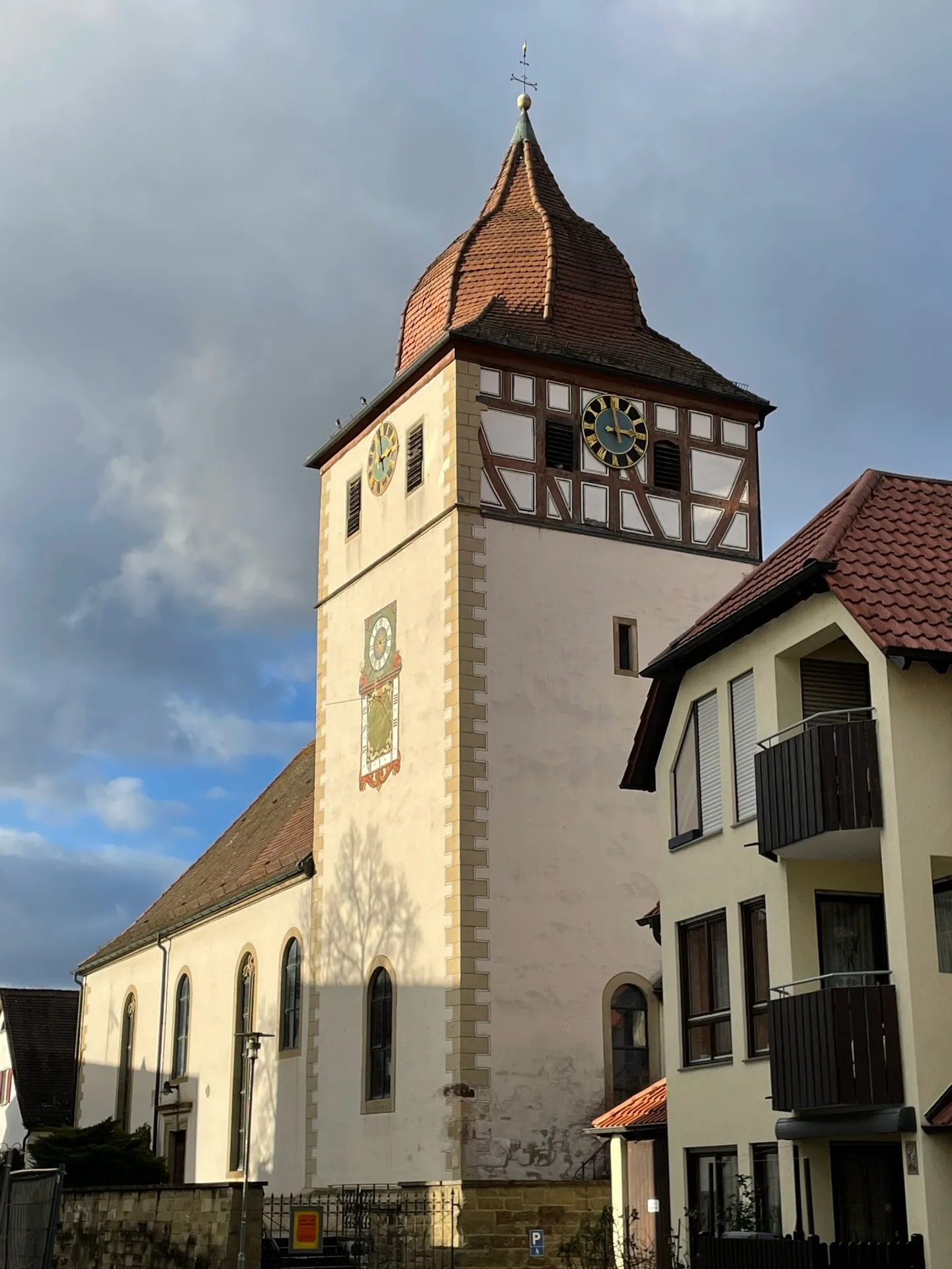 Photo showing: Die ältesten Teile des Turms stammen aus dem 11. Jahrhundert.