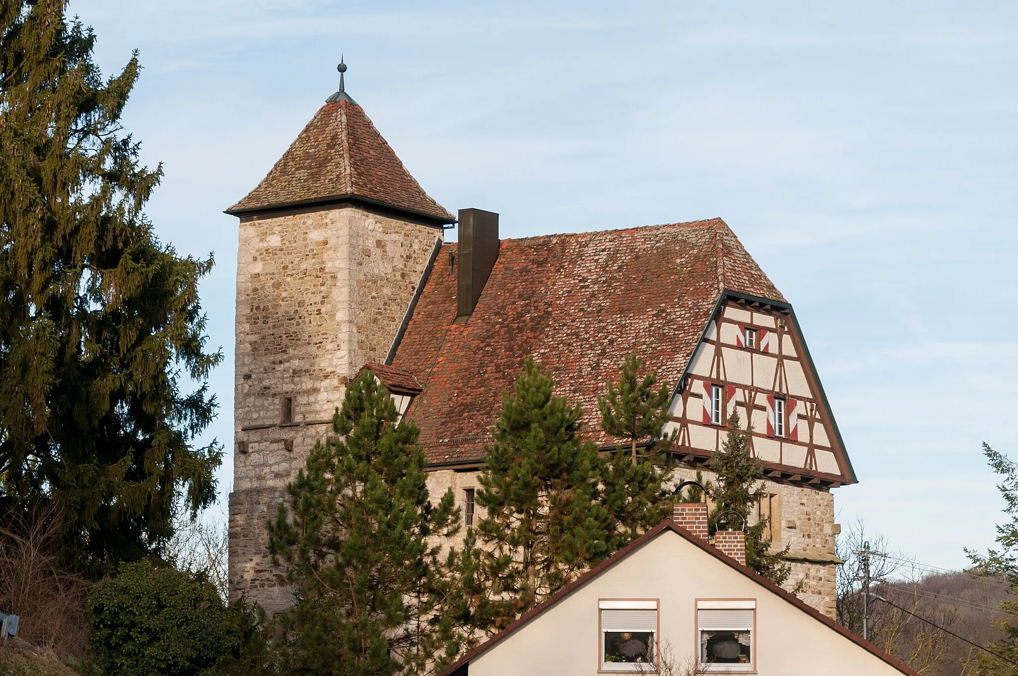 Photo showing: Burg Buchenbach, eine Hangburg aus dem 11. Jahrhundert in Buchenbach bei Mulfingen in Baden-Württemberg. Ansicht von der K 2303 aus südwestlicher Richtung.