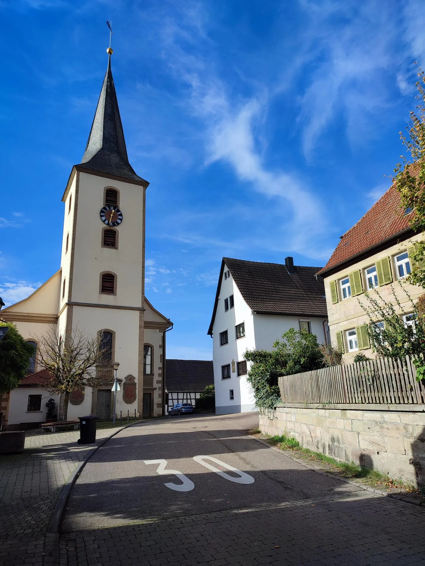 Photo showing: Kirchstraße im Ortskern von Michelbach am Wald mit der ev. Kirche von 1752/53 bzw. 1785 (Turm)