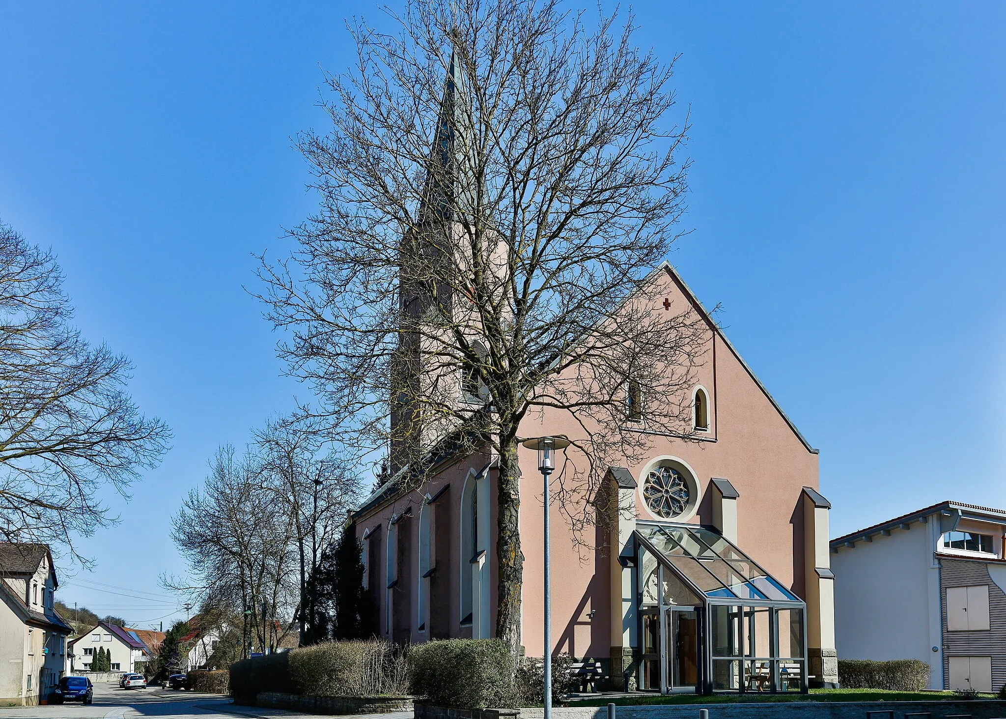 Photo showing: Westansicht der evangelischen Johanneskirche in Urspring an der Kirchstraße.